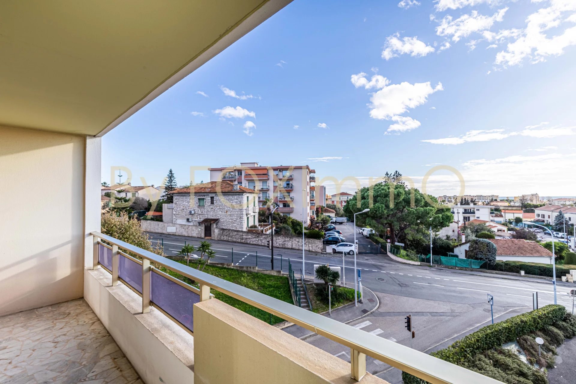 On the French Riviera, superb 4 room flat with sea view terrace, basement parking and cellar, 5 minutes from the sea