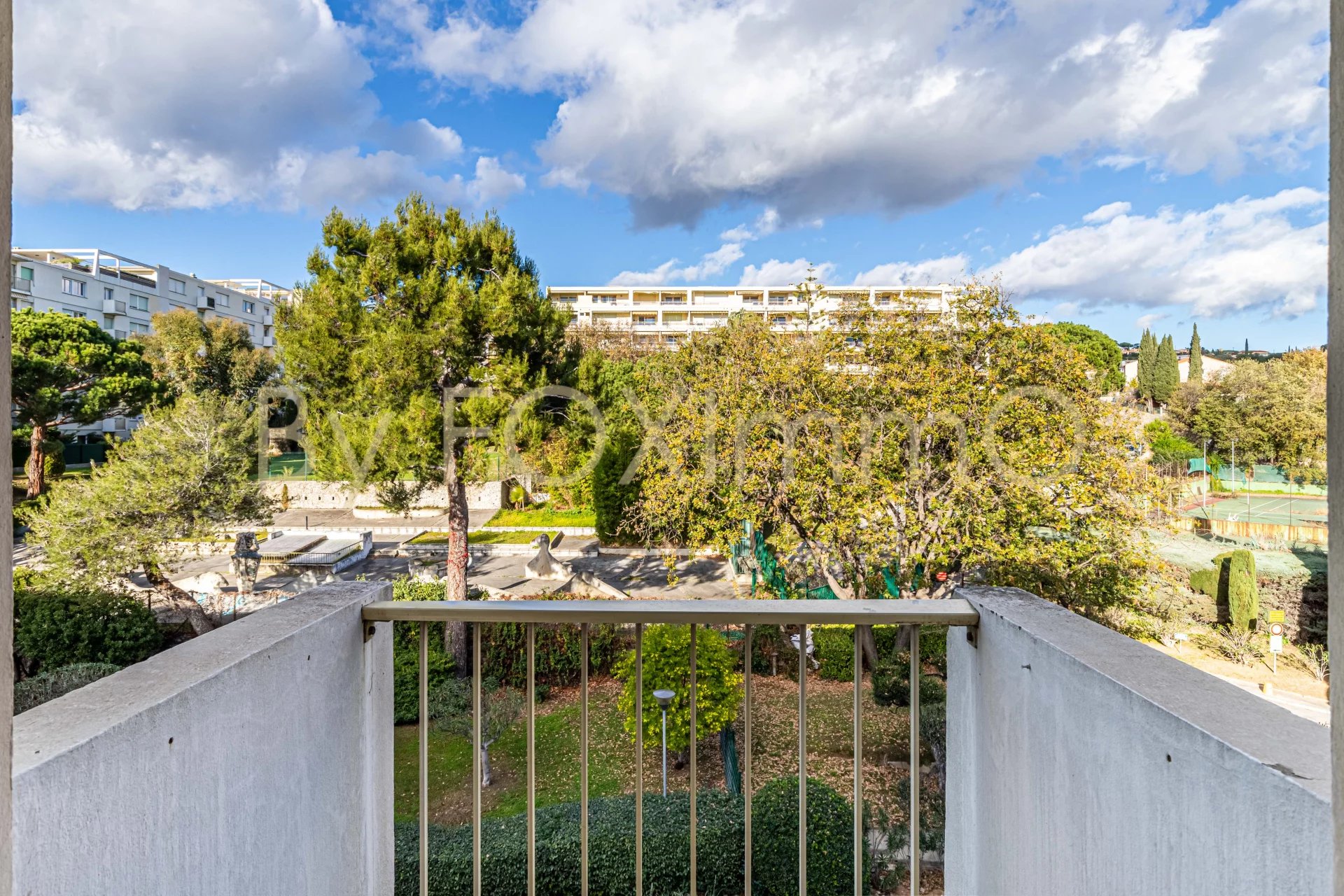 On the French Riviera, superb 4 room flat with sea view terrace, basement parking and cellar, 5 minutes from the sea