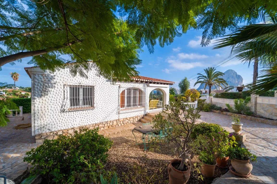 Villa tradicional española de una sola planta a poca distancia de la playa