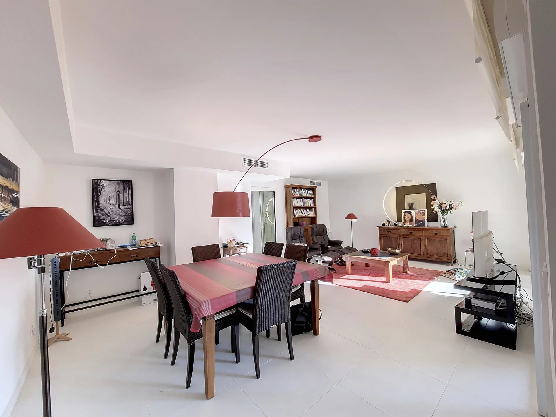 Wonderful contemporary apartment in the center of Antibes