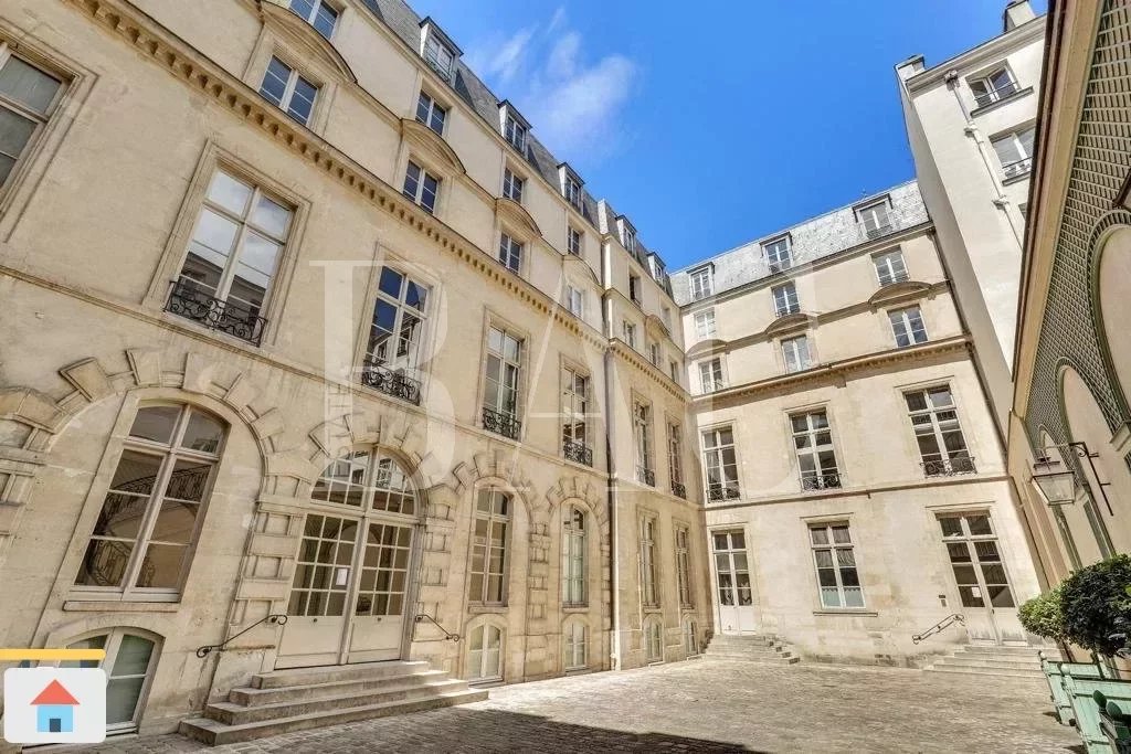 Between Le Marais and Place des Vosges, apartment to renovate