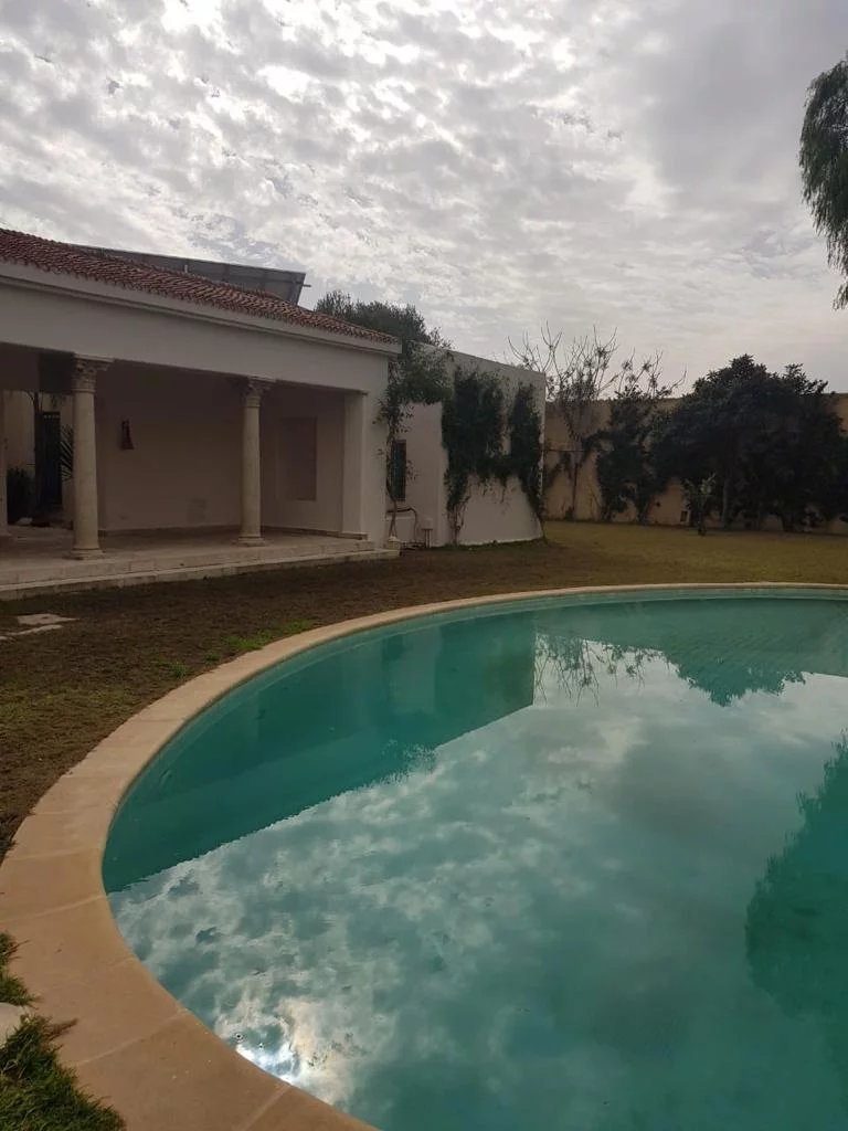 Villa avec piscine à louer à la Soukra