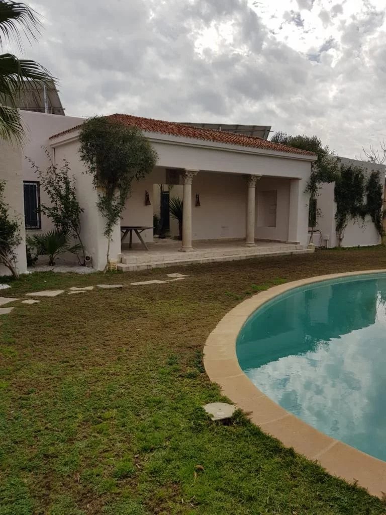 Villa avec piscine à louer à la Soukra
