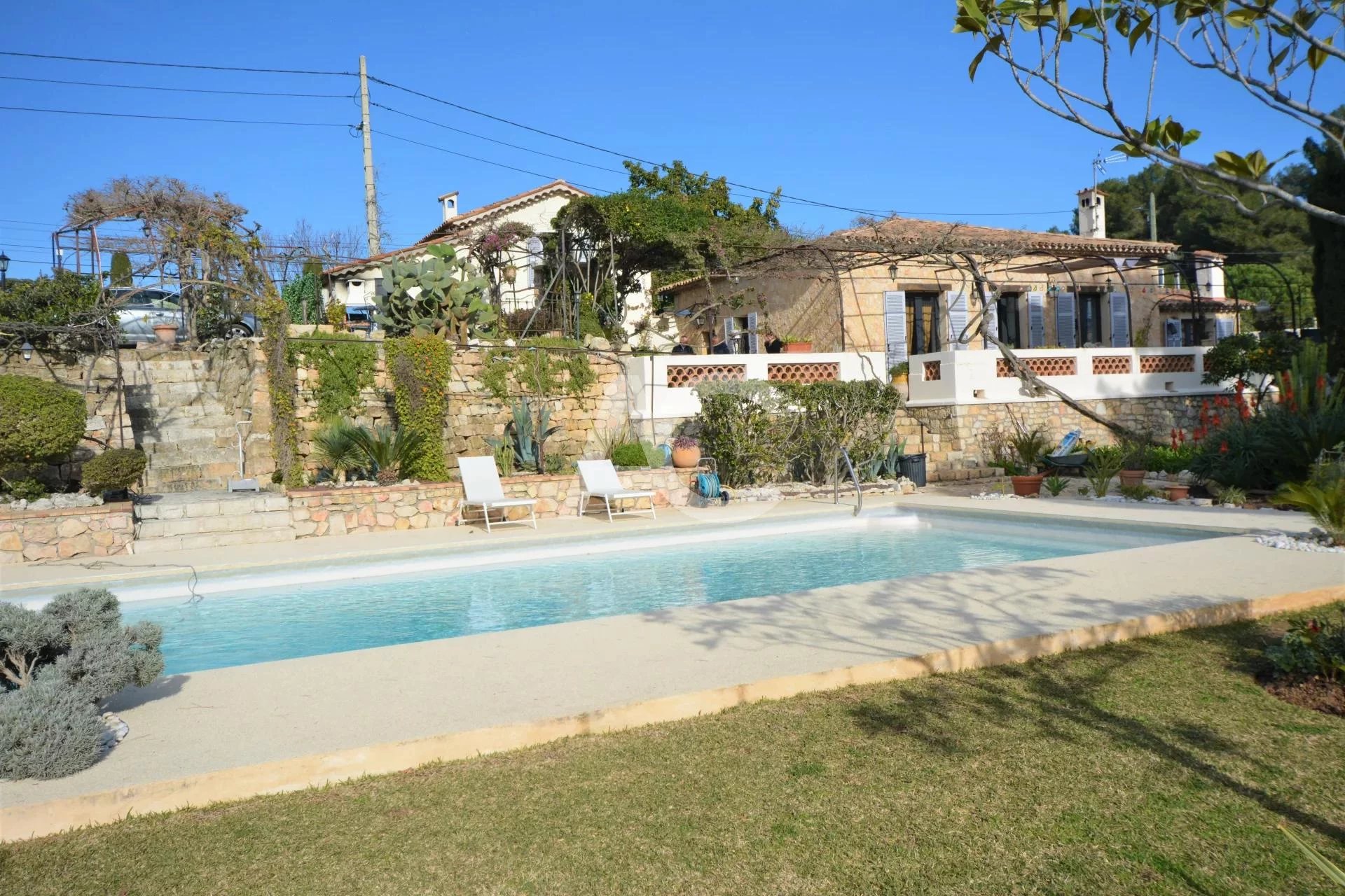 ANTIBES - SUPERB MAS PROVENCALE WITH SWIMMING POOL
