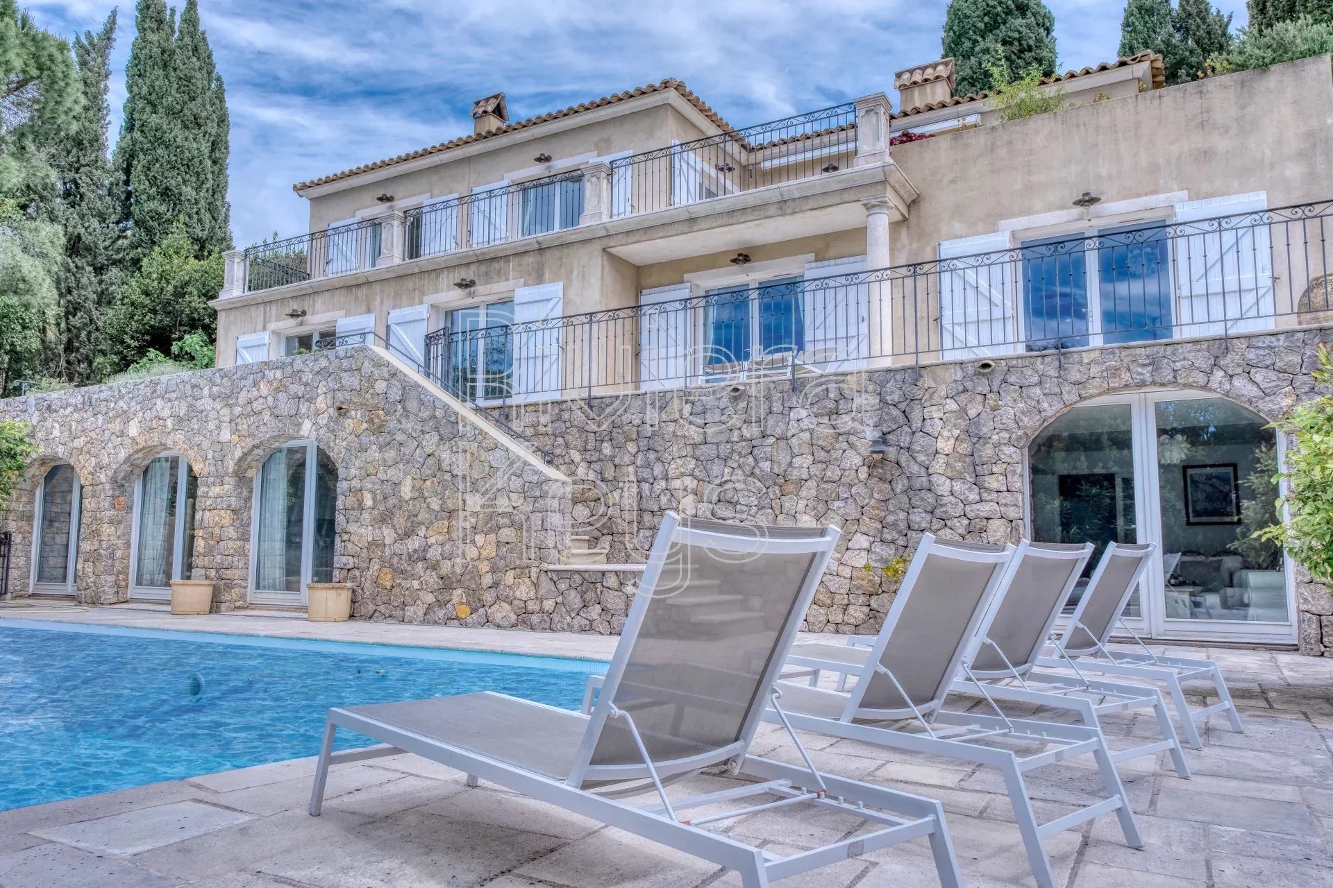 MOUGINS: 5 bedroom villa, 297 m² in perfect condition with swimming pool and view of the hills