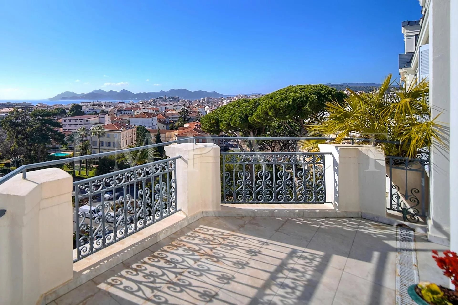 CANNES MONTFLEURY - 5 BEDROOMS BOURGEOIS APARTMENT TOP FLOOR