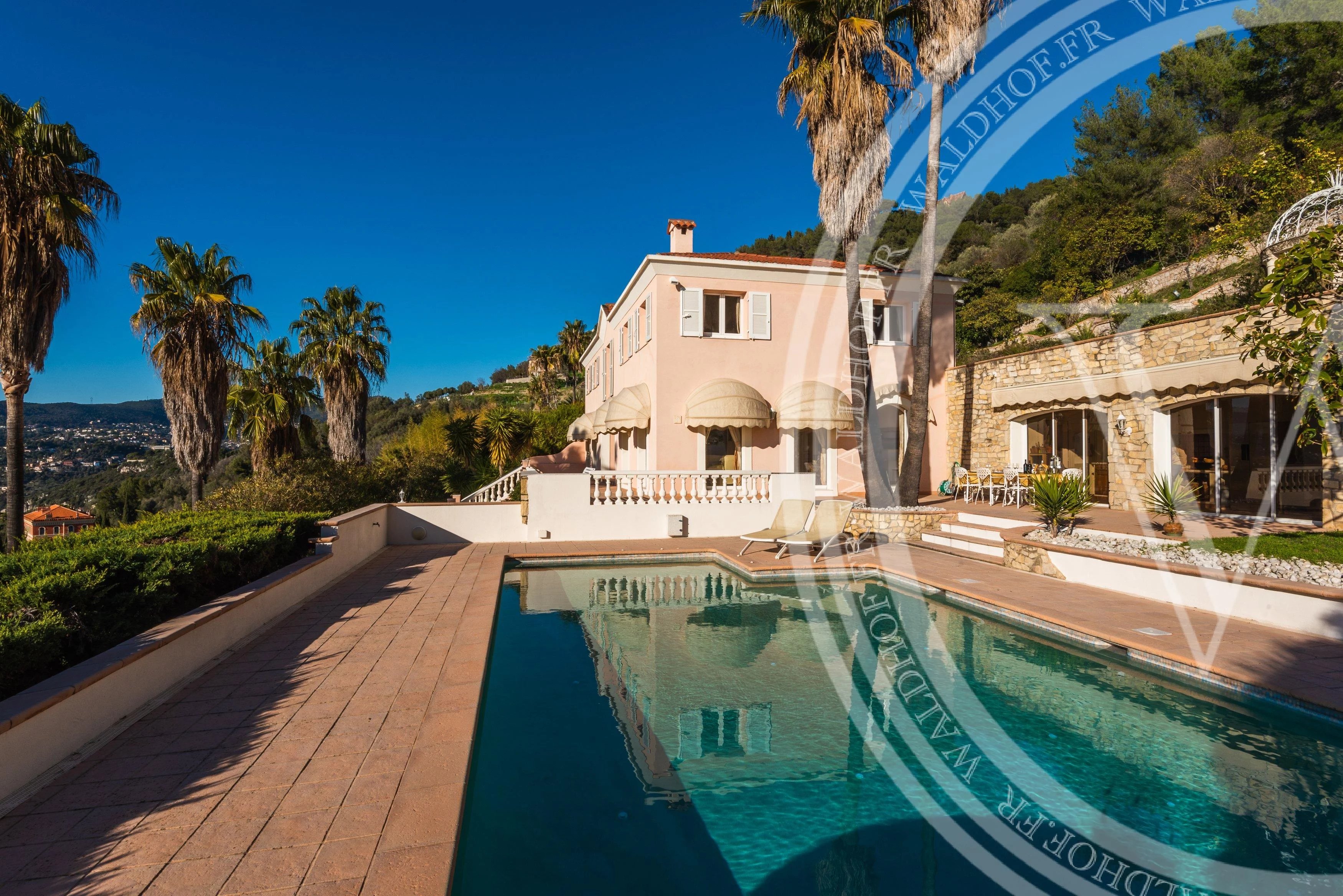Beautiful property in a private domaine overlooking the entire city of Nice