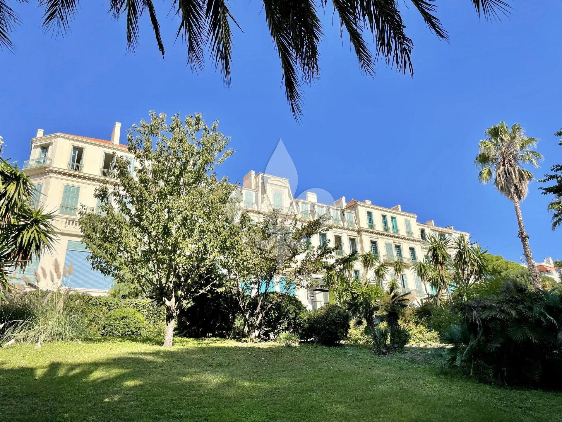 Cannes - Montfleury: Large duplex apartment in a bourgeois building