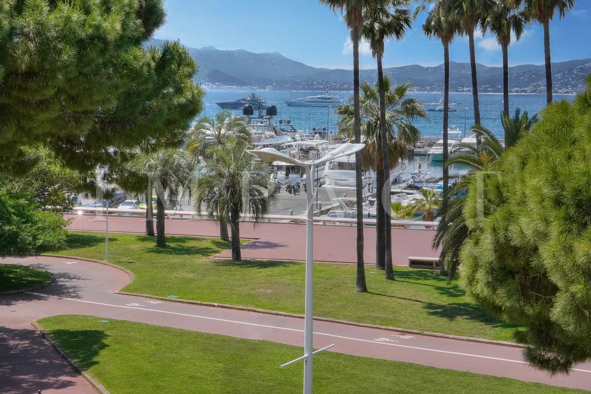 Cannes Croisette renovated apartment for sale