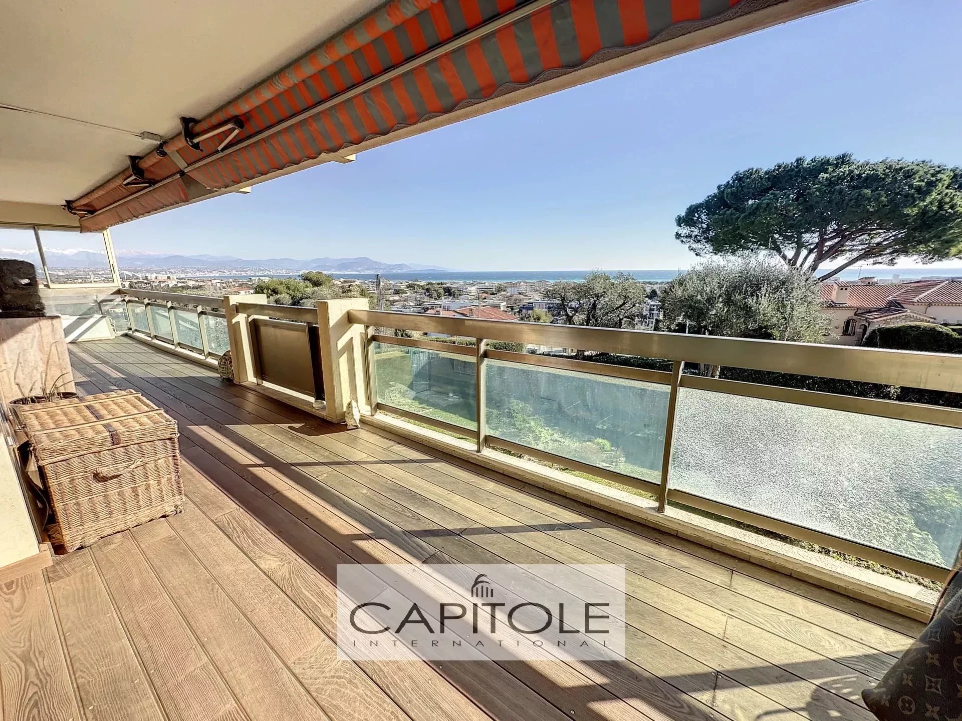 Sole agent sale,  Antibes Le Puy near city center, 4-room apartment of 92 m², sea and mountain views, terrace, garage, cellar