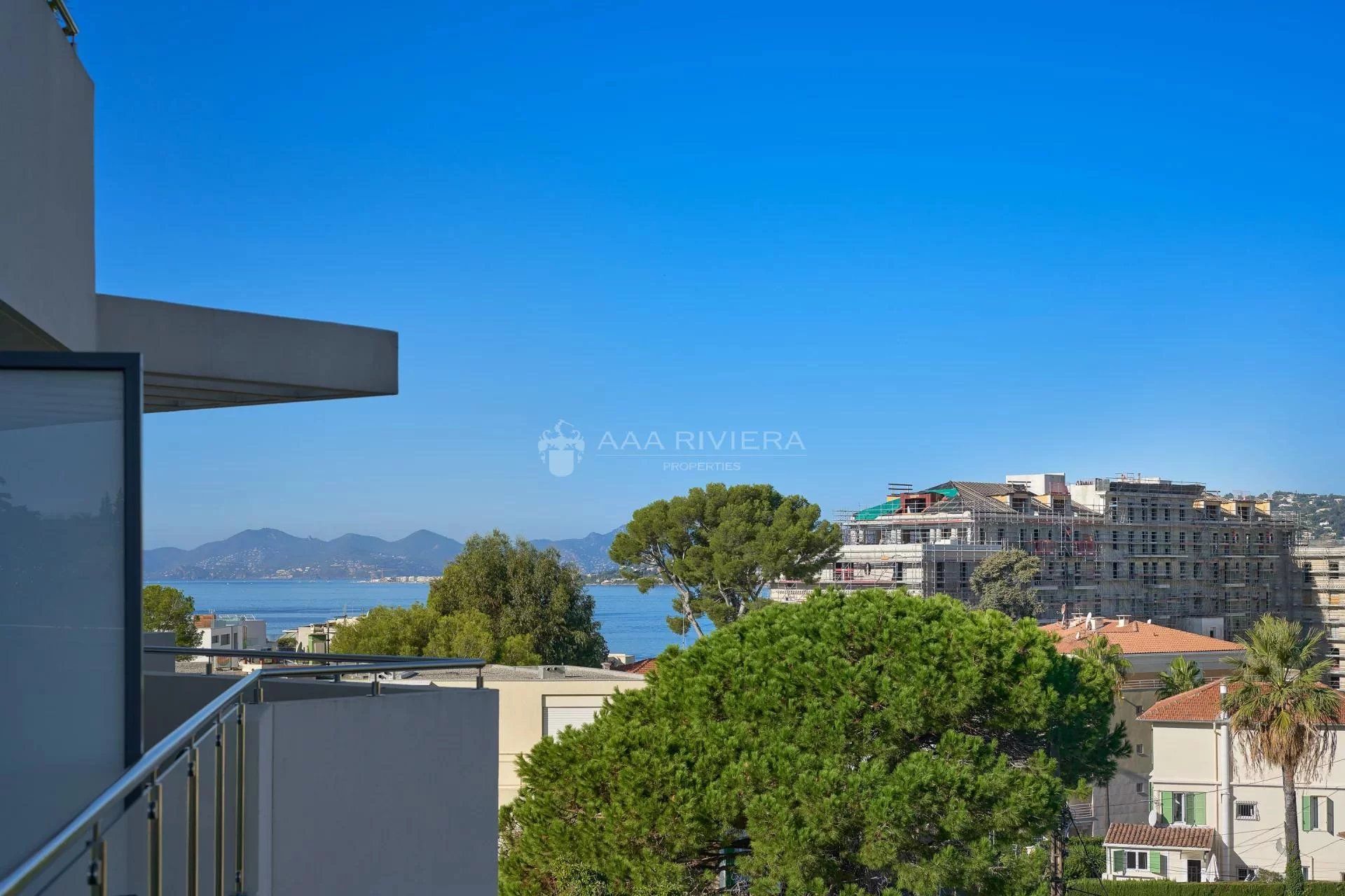 CAP D'ANTIBES -  New penthouse of 184m2 with large terrace and rooftop pool in exceptional résidence- E42