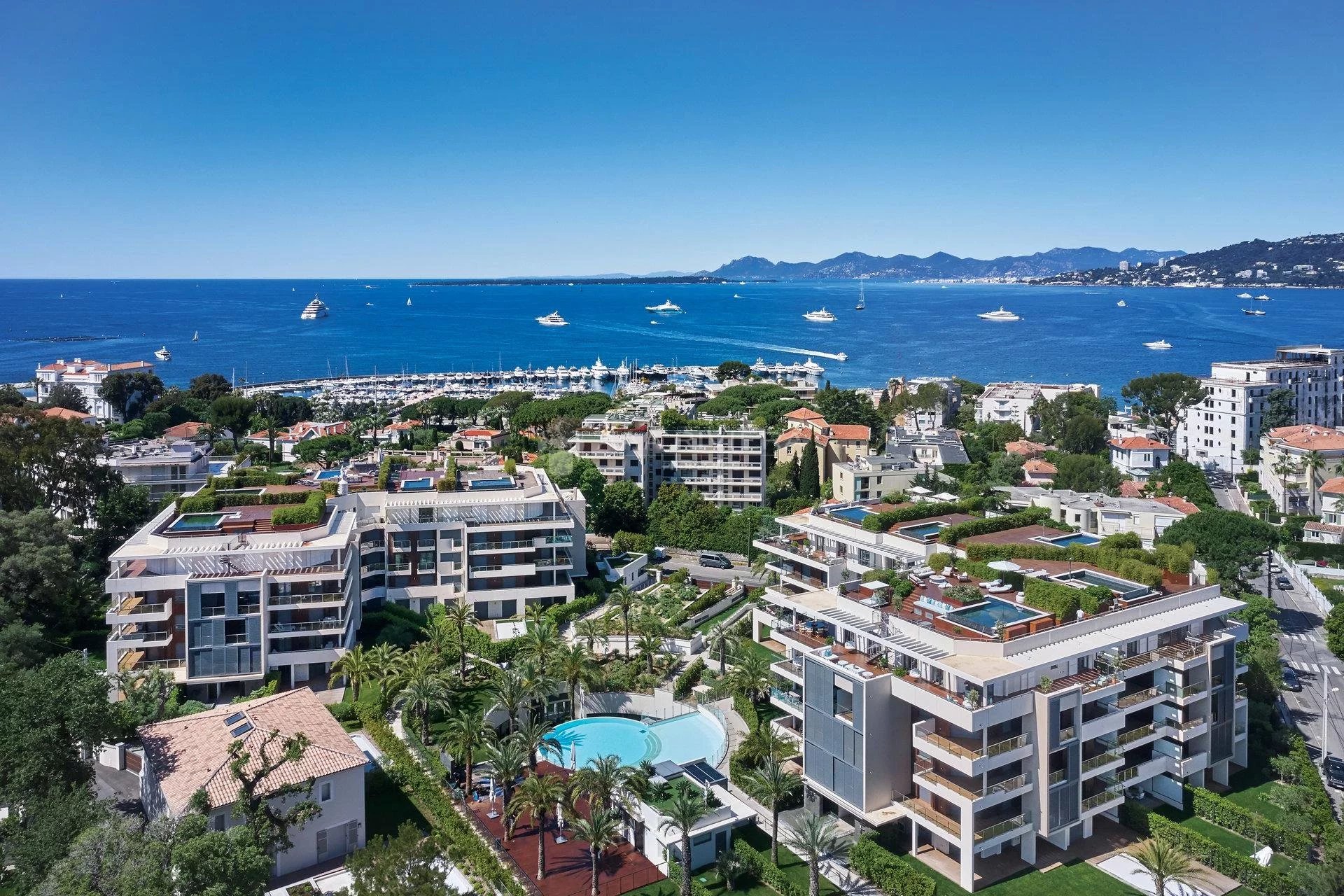 Cap d'Antibes -   5-roms penthouse med 220m2 terrasseareal og privat pool i eksepsjonell 5-stjerners residens - E42