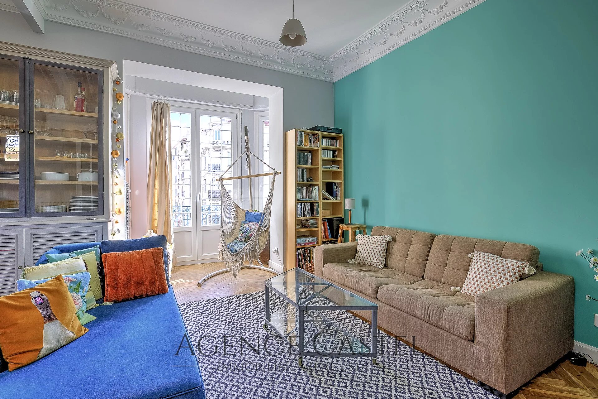 NICE CENTER - SUPERB 4 BEDROOM APARTMENT WITH BOW WINDOWS