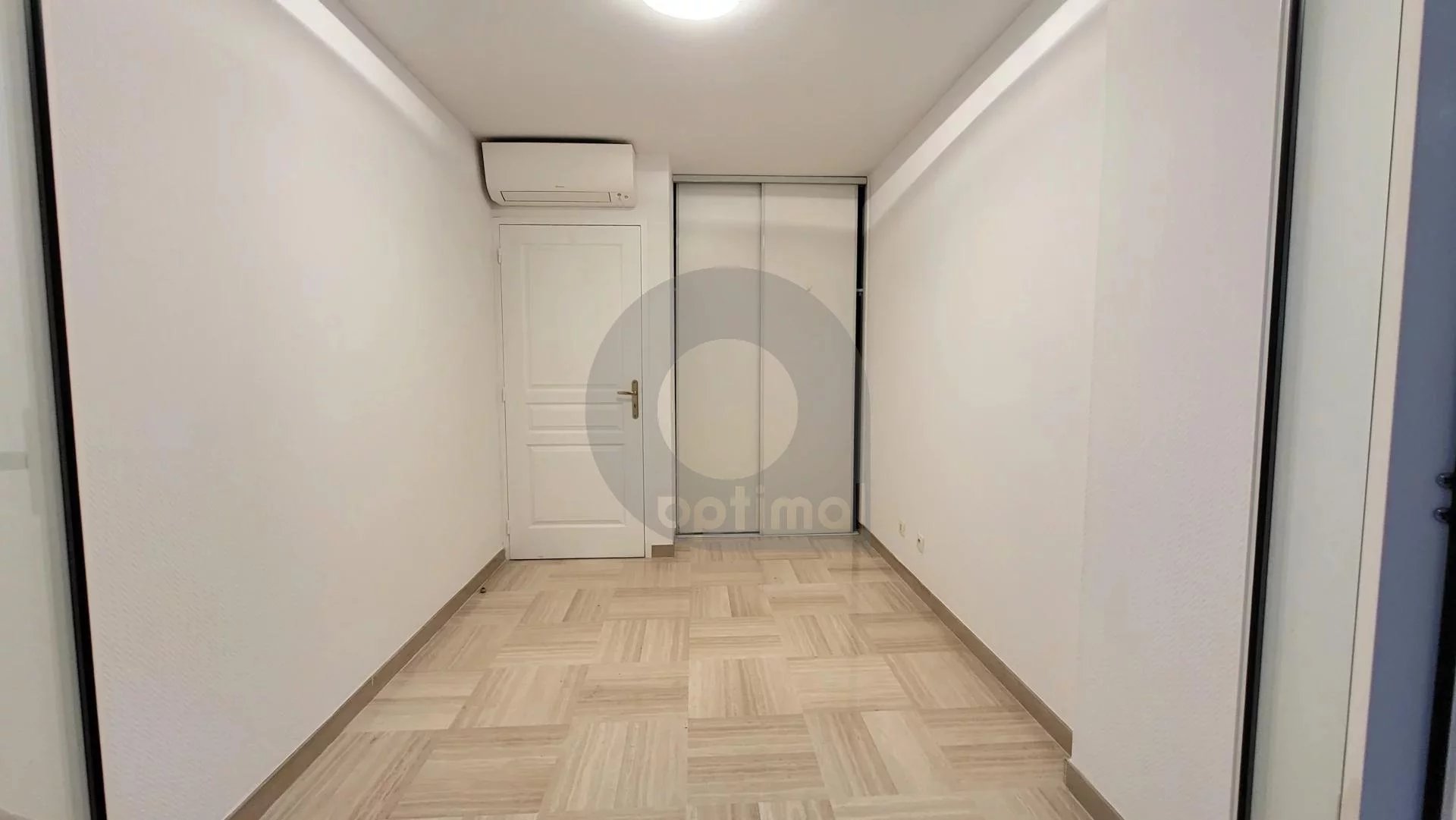 City center - one bedroom apartment - terrace - quite - near the sea