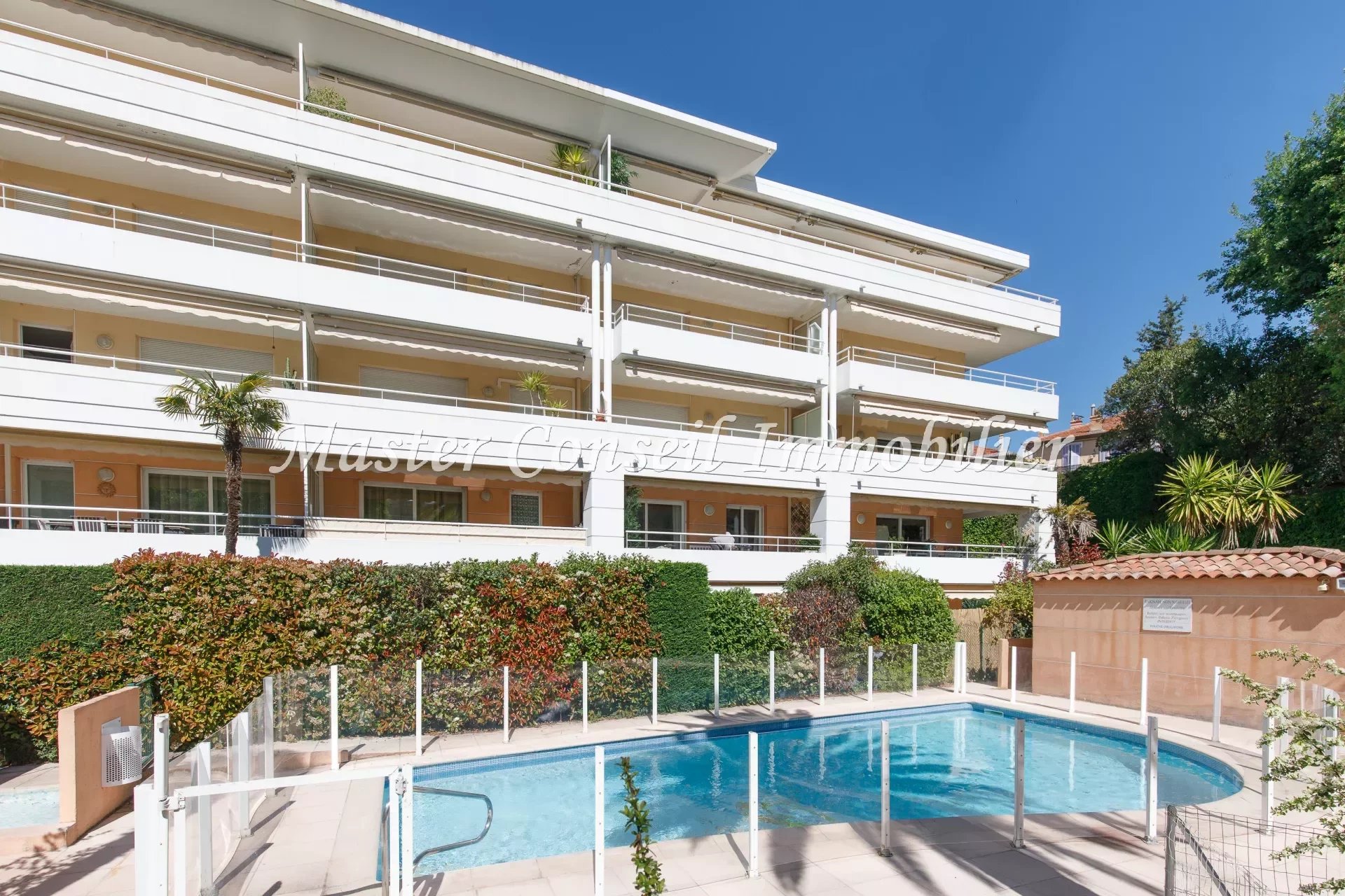 A VENDRE  : CENTRE CANNES DERNIER ETAGE  4P 141M² + 43M² TERRASSE Vue  Collines