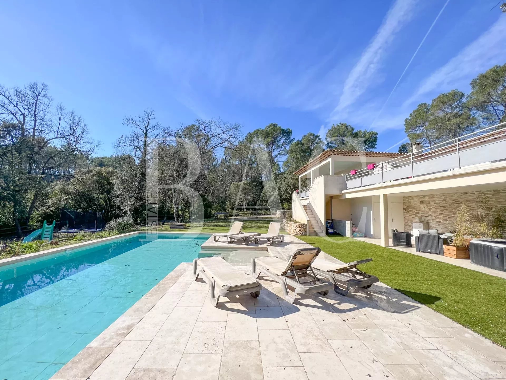 Lorgues - beautiful villa located 5 minutes from the center of the village, in the heart of a wooded environment.