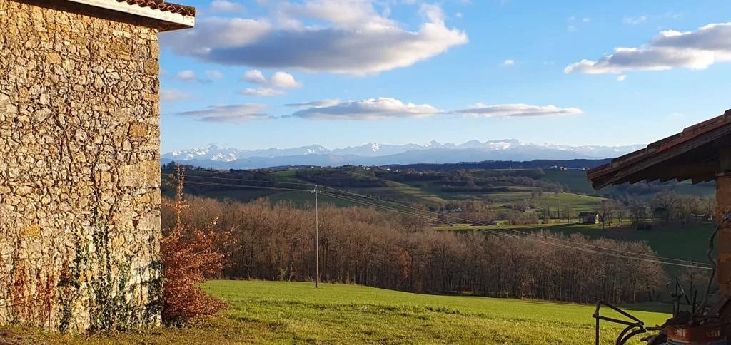 Rare! Prox. Aurignac, ferme T6 sur 1.9 hectares avec très belle vue Pyrénées