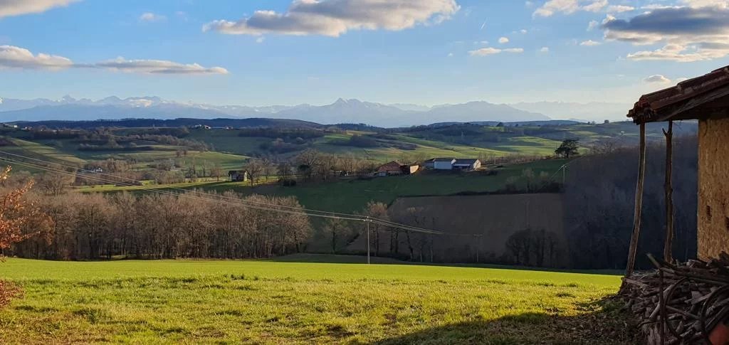 Rare! Prox. Aurignac, ferme T6 sur 1.9 hectares avec très belle vue Pyrénées