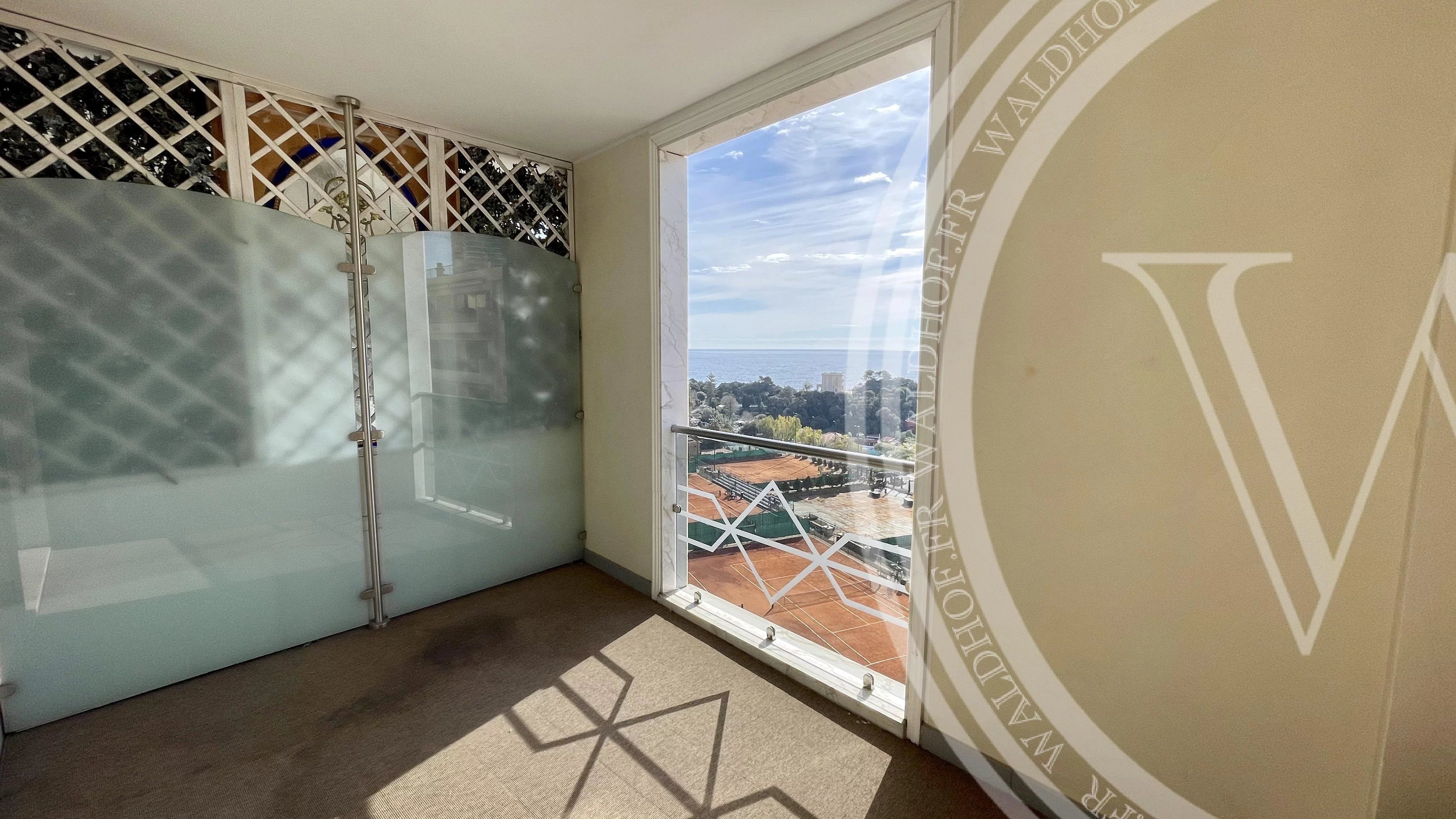 Luxueux appartement de 2 chambres avec vue sur la mer et le célèbre Monte Carlo Country club