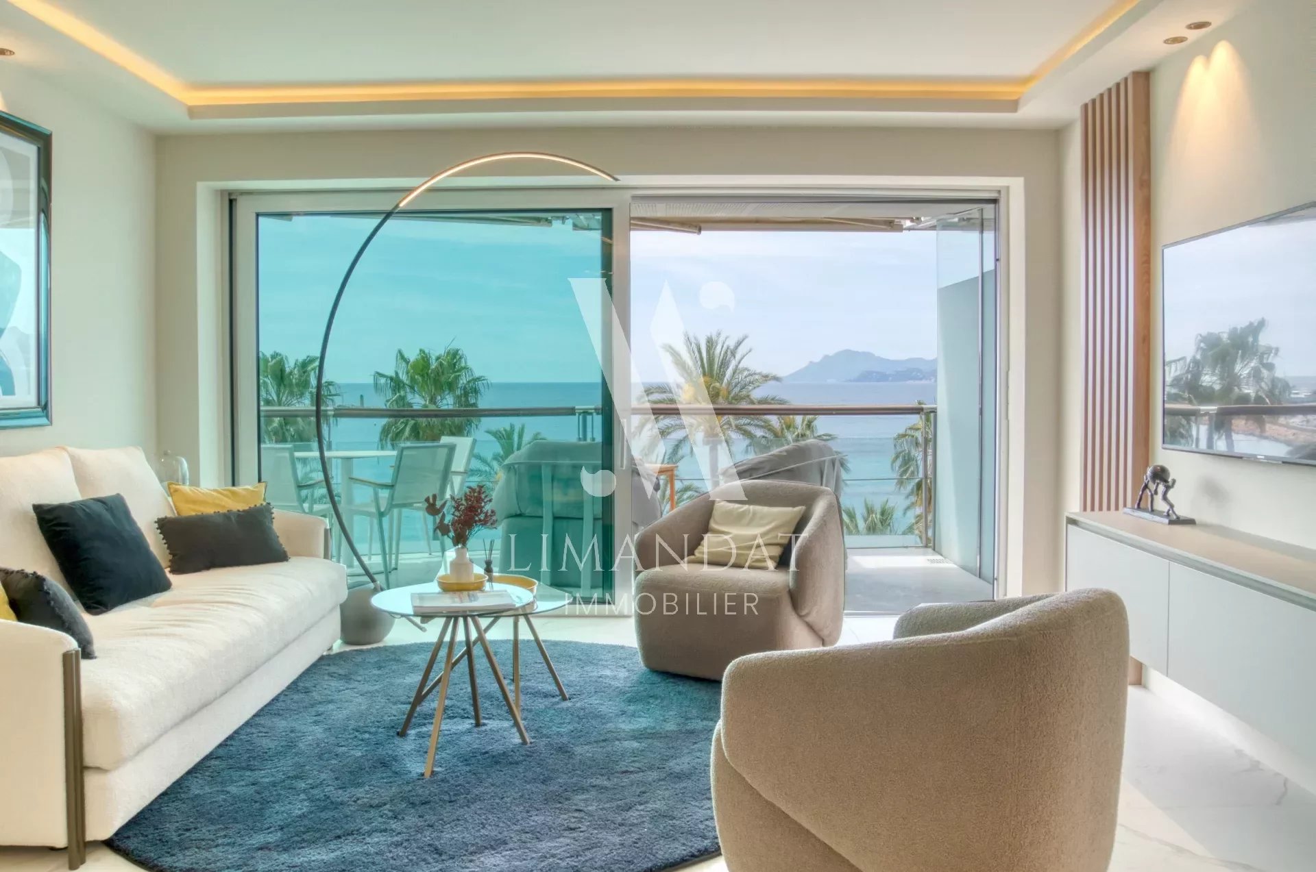 Cannes - Croisette - 3 pièces 90 m2 face à la mer, terrasse 10m2, parking, cave