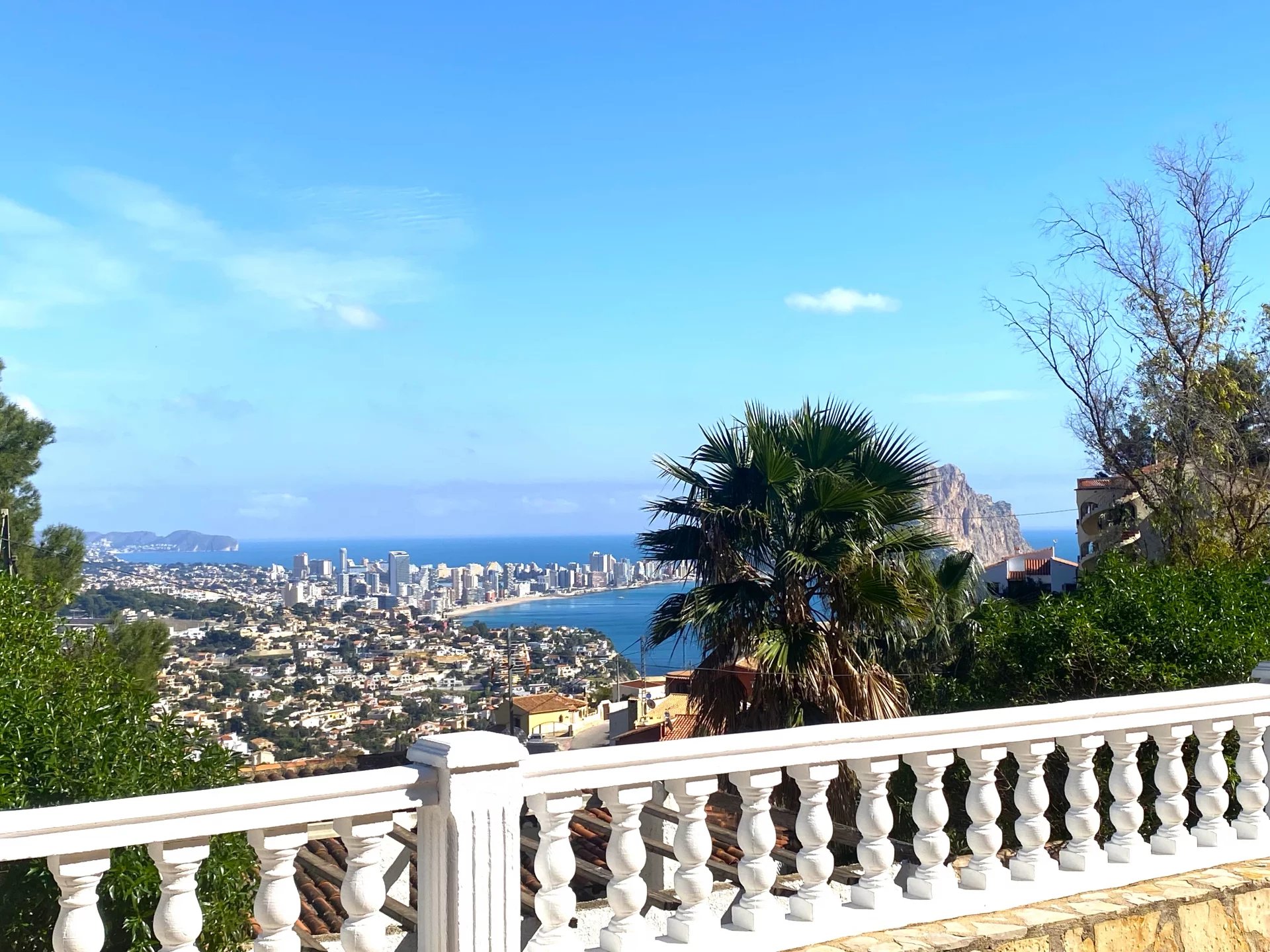 Villa avec grand potentiel locatif et vue panoramique sur la mer à Calpe