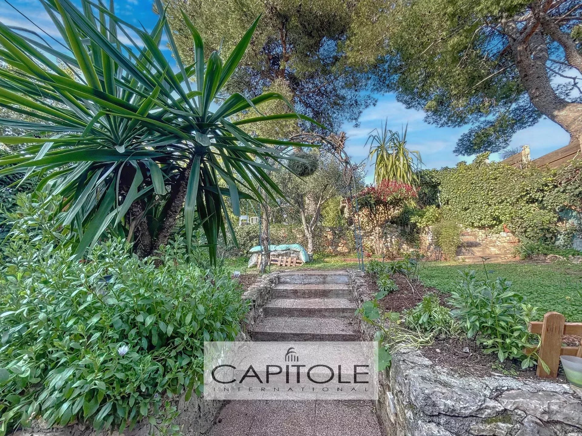 Antibes  for sale  villa of 105sqm with garden. 4 bedrooms.