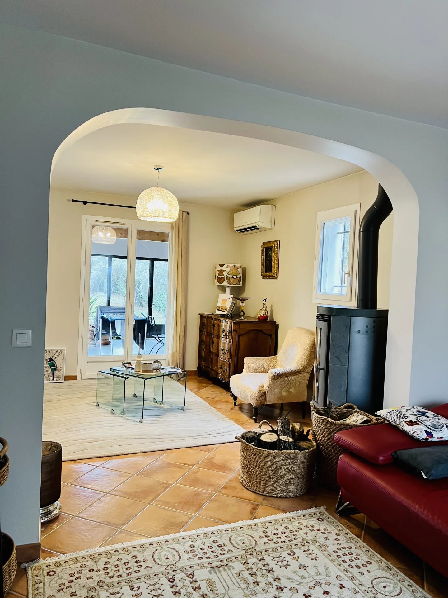 Provencal villa offering high quality fittings, in a quiet area.
