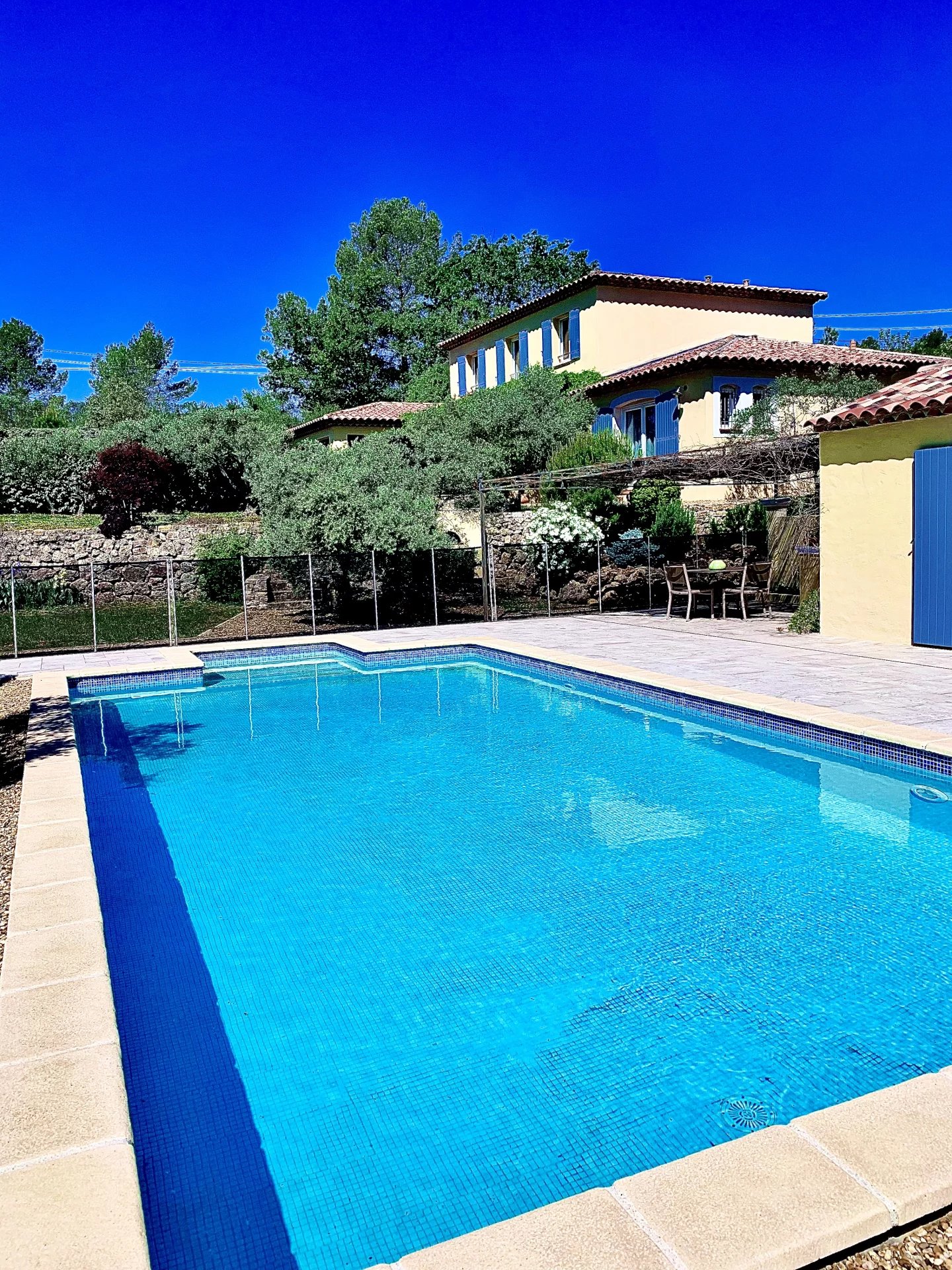 Provencal villa offering high quality fittings, in a quiet area.