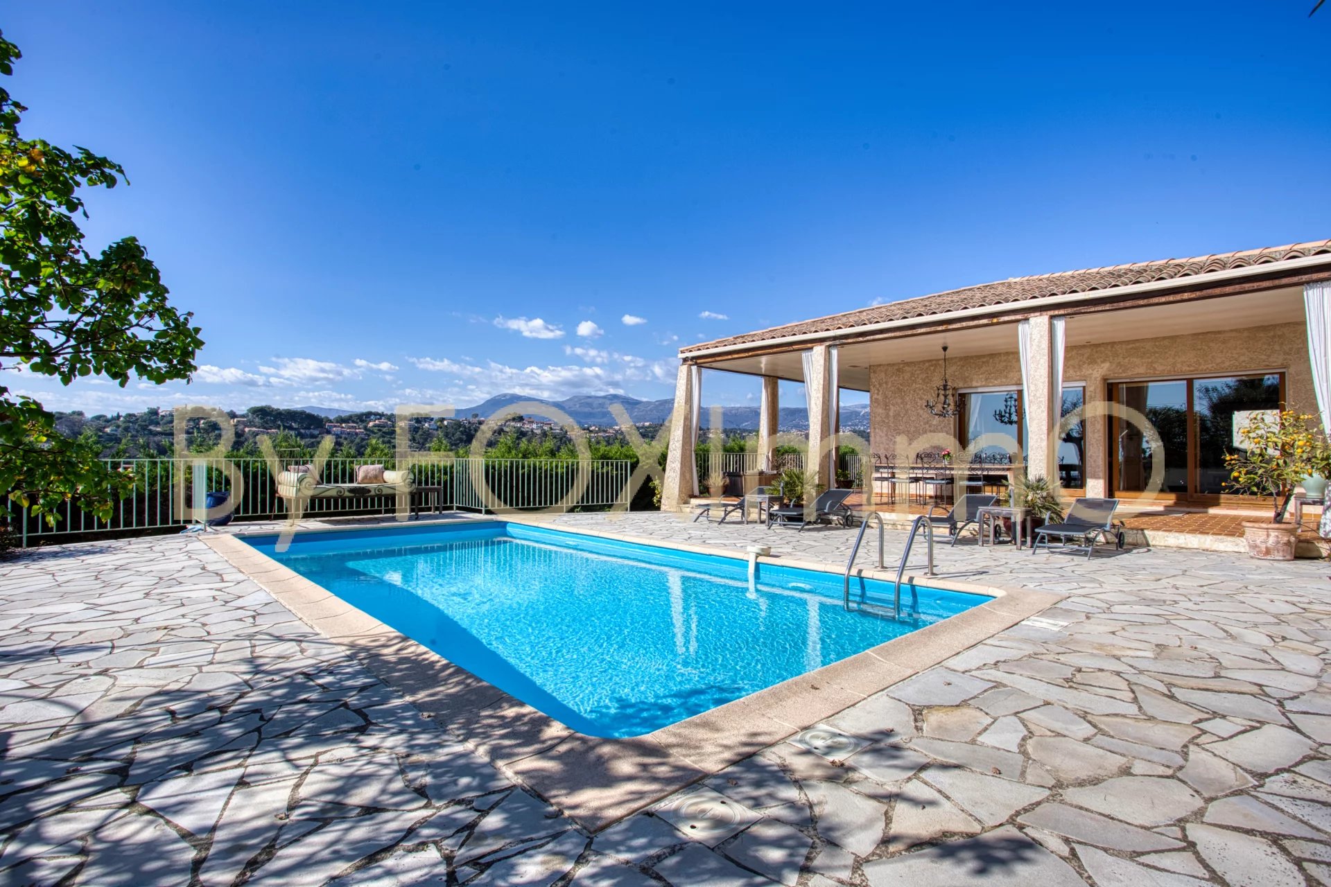 Côte d'Azur, Cagnes sur Mer, somptueuse villa vue mer panoramique avec piscine.