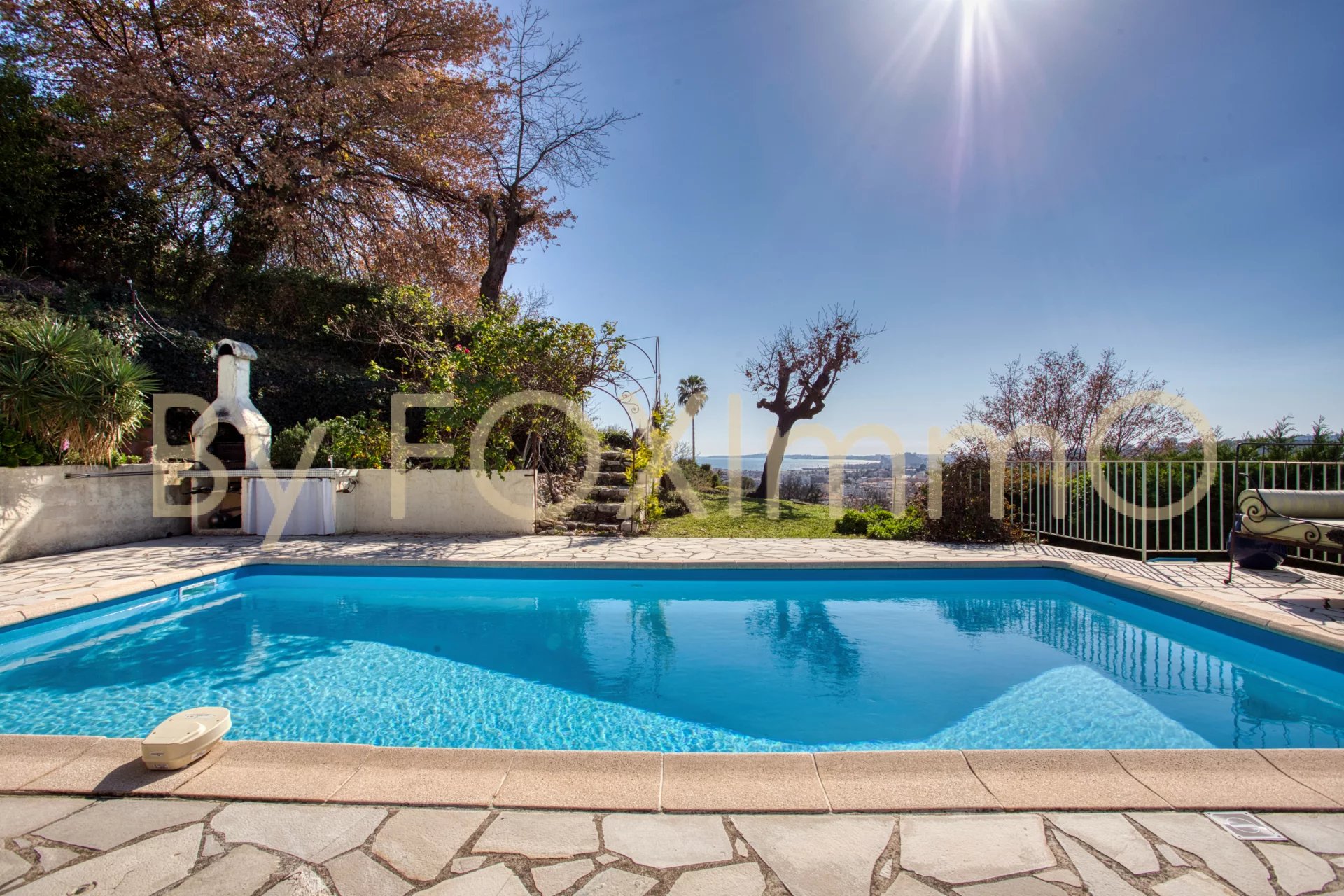 Côte d'Azur, Cagnes sur Mer, somptueuse villa vue mer panoramique avec piscine.