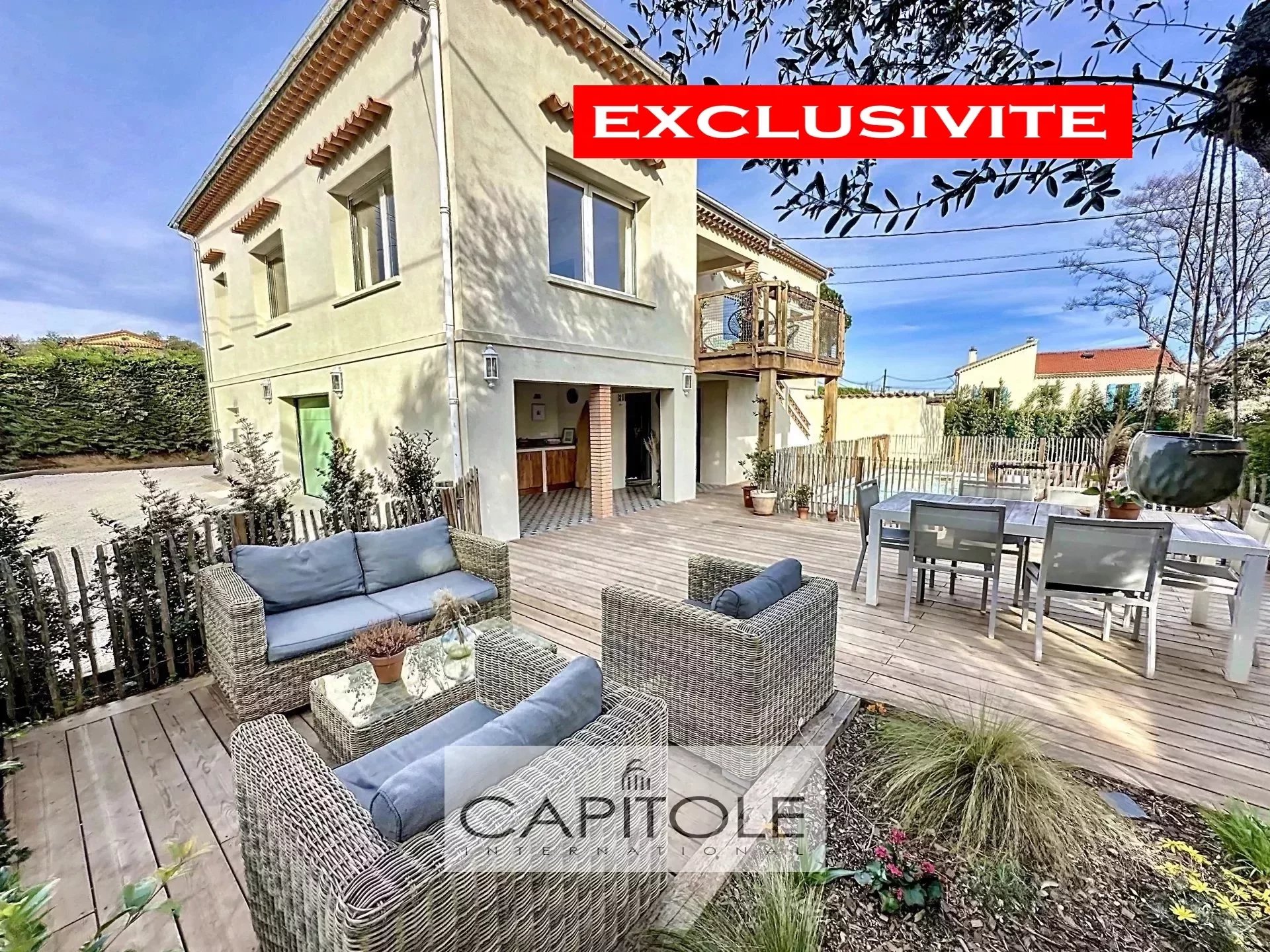 Antibes . Villa  of 260 sqm divided into 2 apartments in excellent condition
