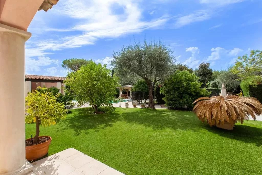 8213188-Villa de style néo provençal avec terrain plat et piscine