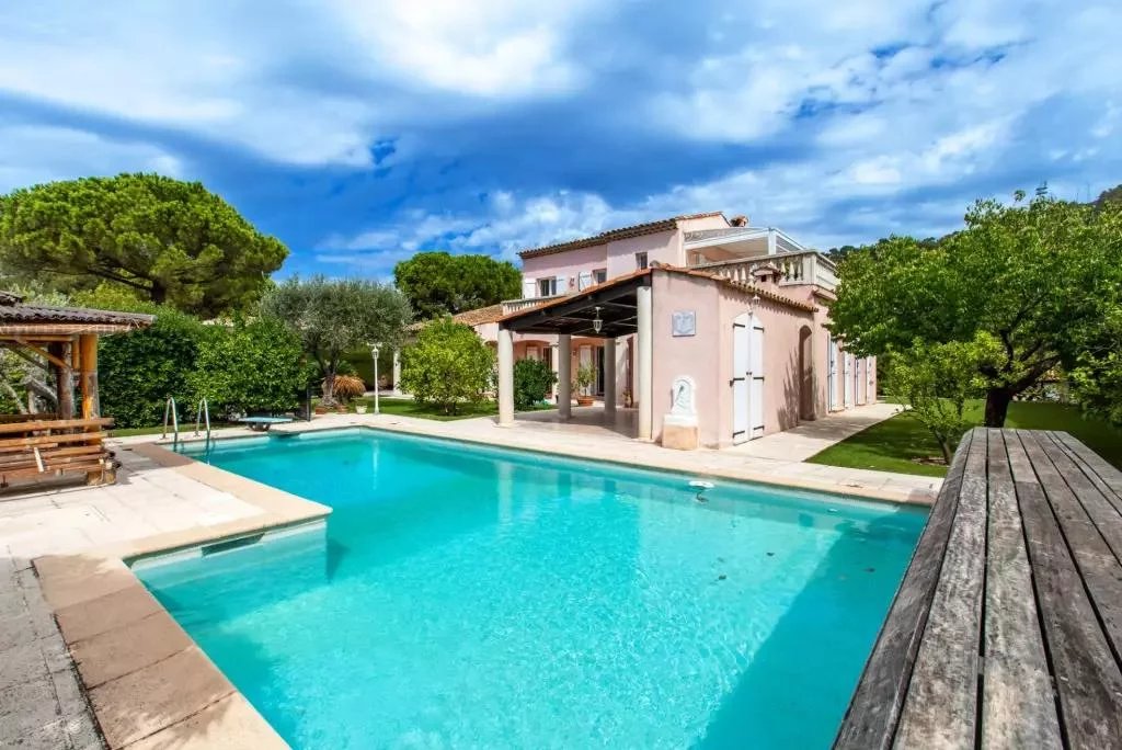8213188-Villa de style néo provençal avec terrain plat et piscine