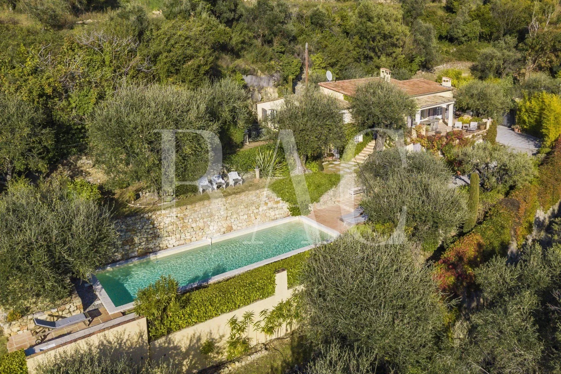 Châteauneuf-Grasse, magnifique villa provençale avec vue panoramique.
