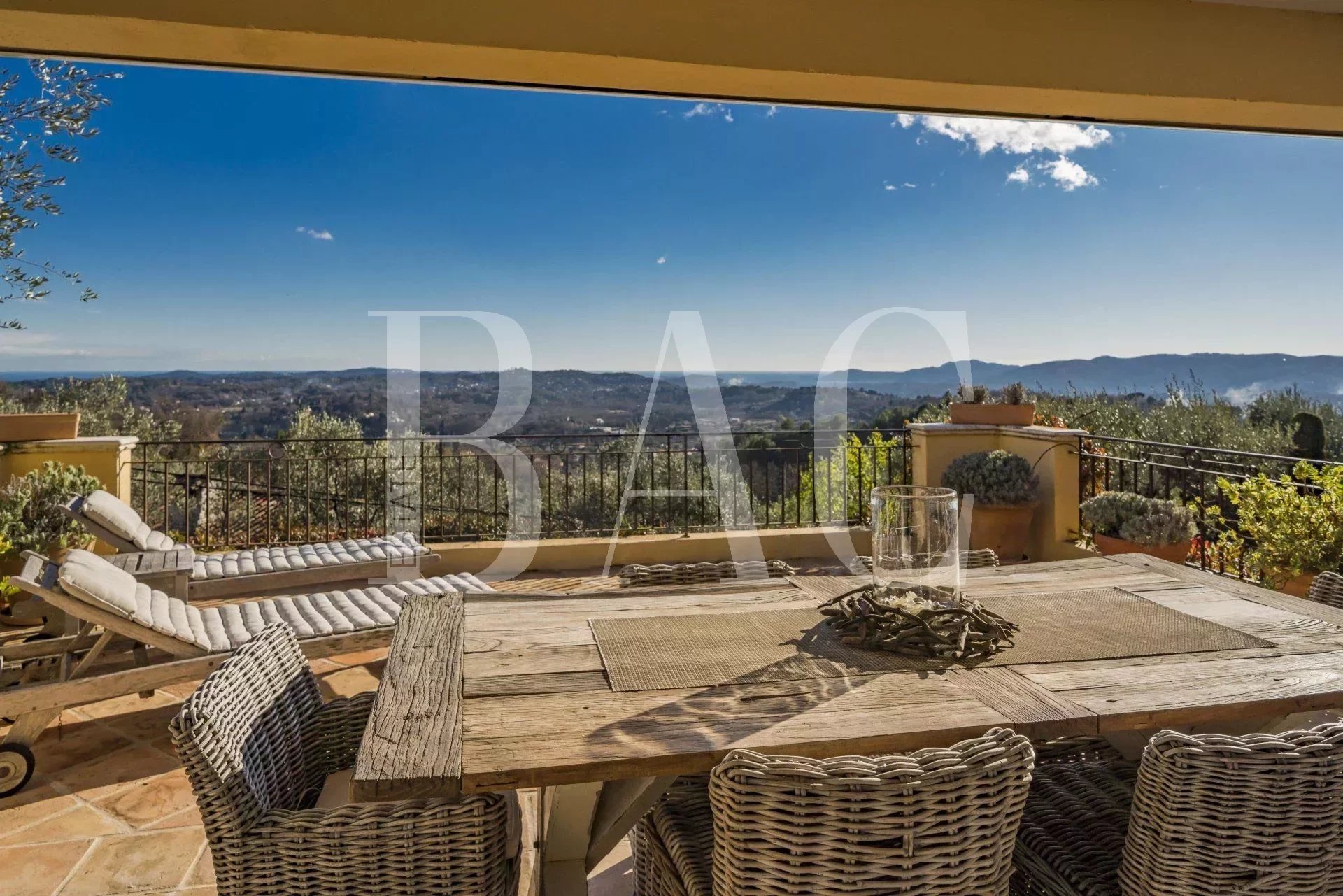 Châteauneuf-Grasse, magnificent Provençal villa with panoramic views.