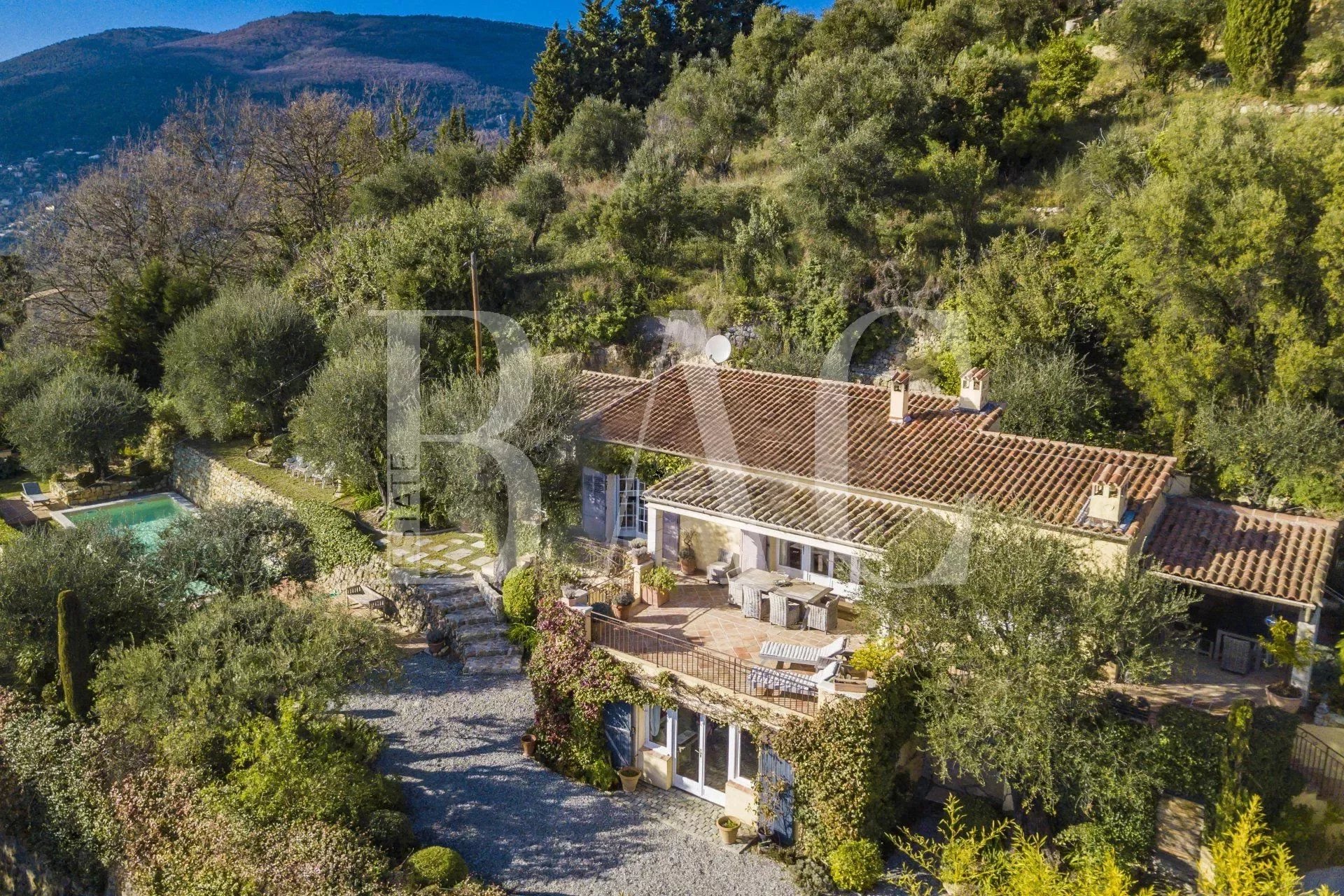 Châteauneuf-Grasse, magnificent Provençal villa with panoramic views.