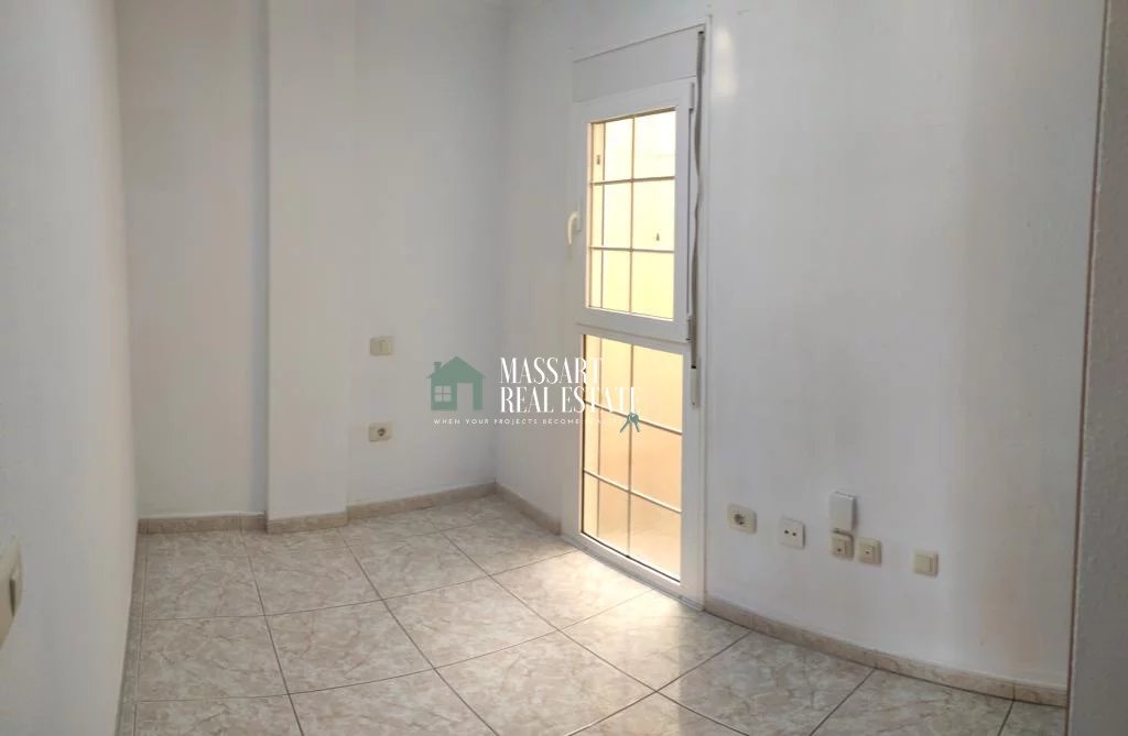 Apartamento de 52 m2 recientemente renovado y amueblado con mobiliario nuevo y de calidad, ubicado en una céntrica y accesible zona de Guargacho.