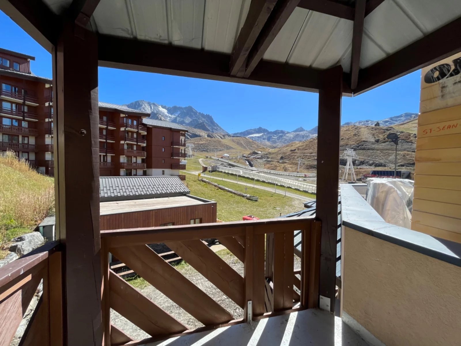 TWO ADJOINING APARTMENTS TO BE REUNITED AT THE FOOT OF THE SLOPES