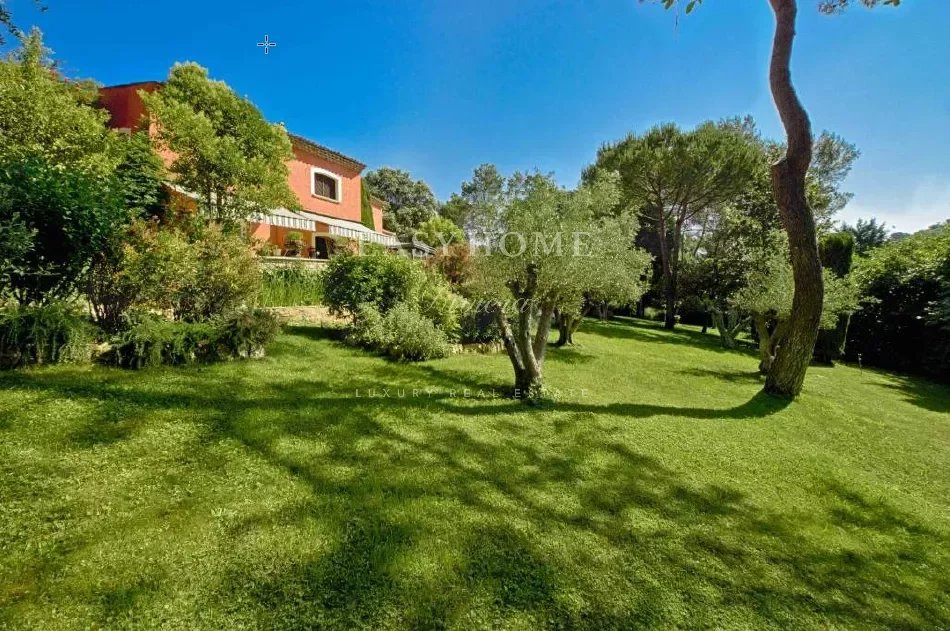 Exceptional property near the Mougins golf course and international schools