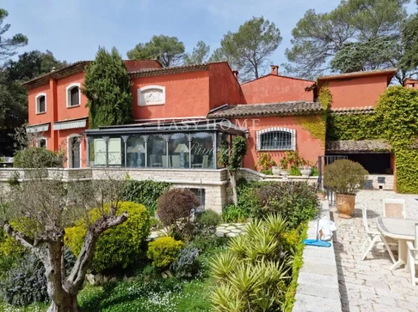Exceptional property near the Mougins golf course and international schools