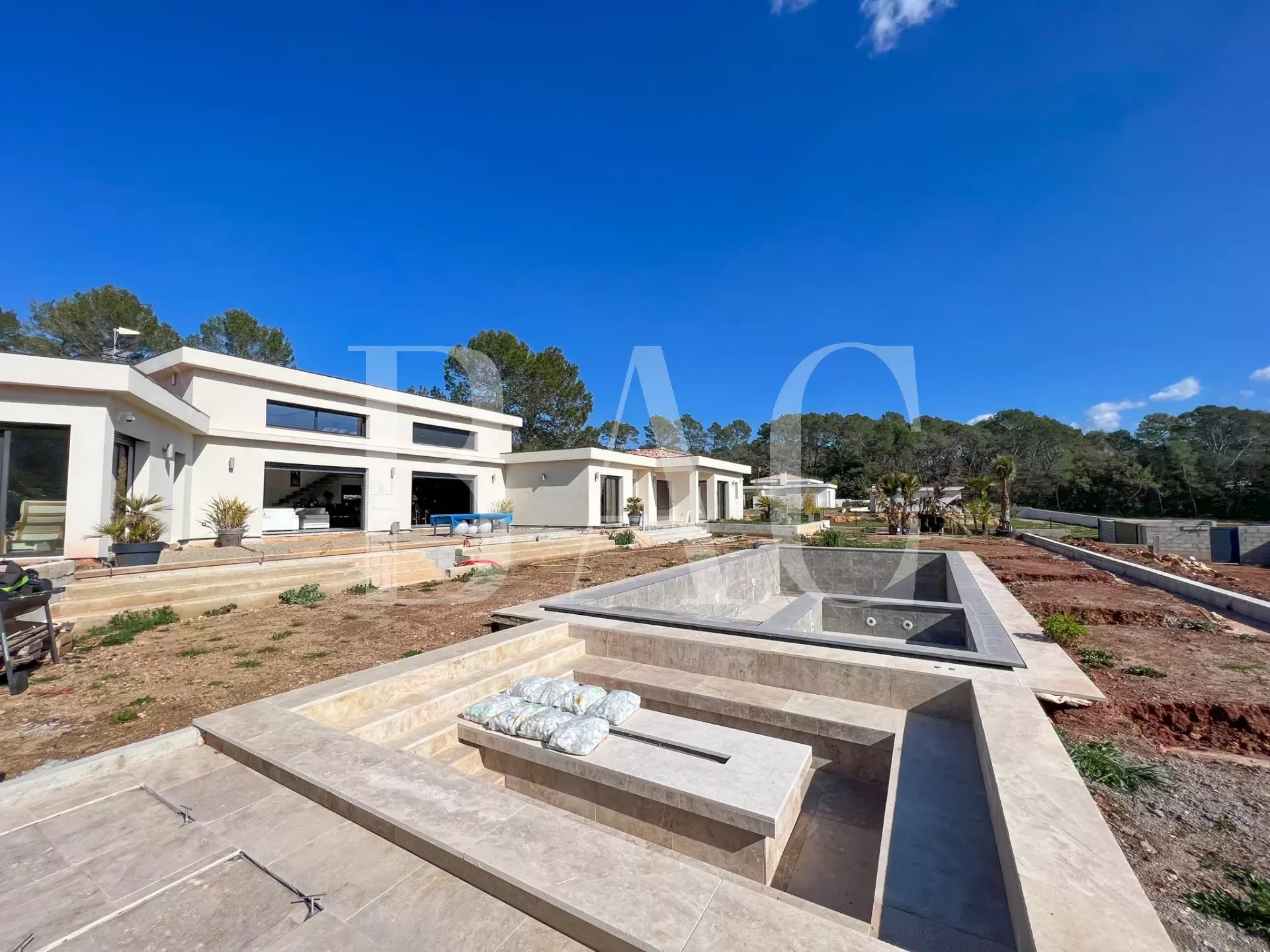 Lorgues - exceptional new contemporary villa.