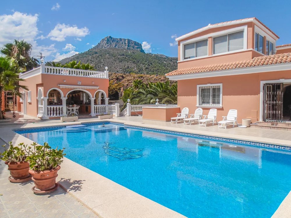 Traditional villa with beautiful views of the sea and the mountains