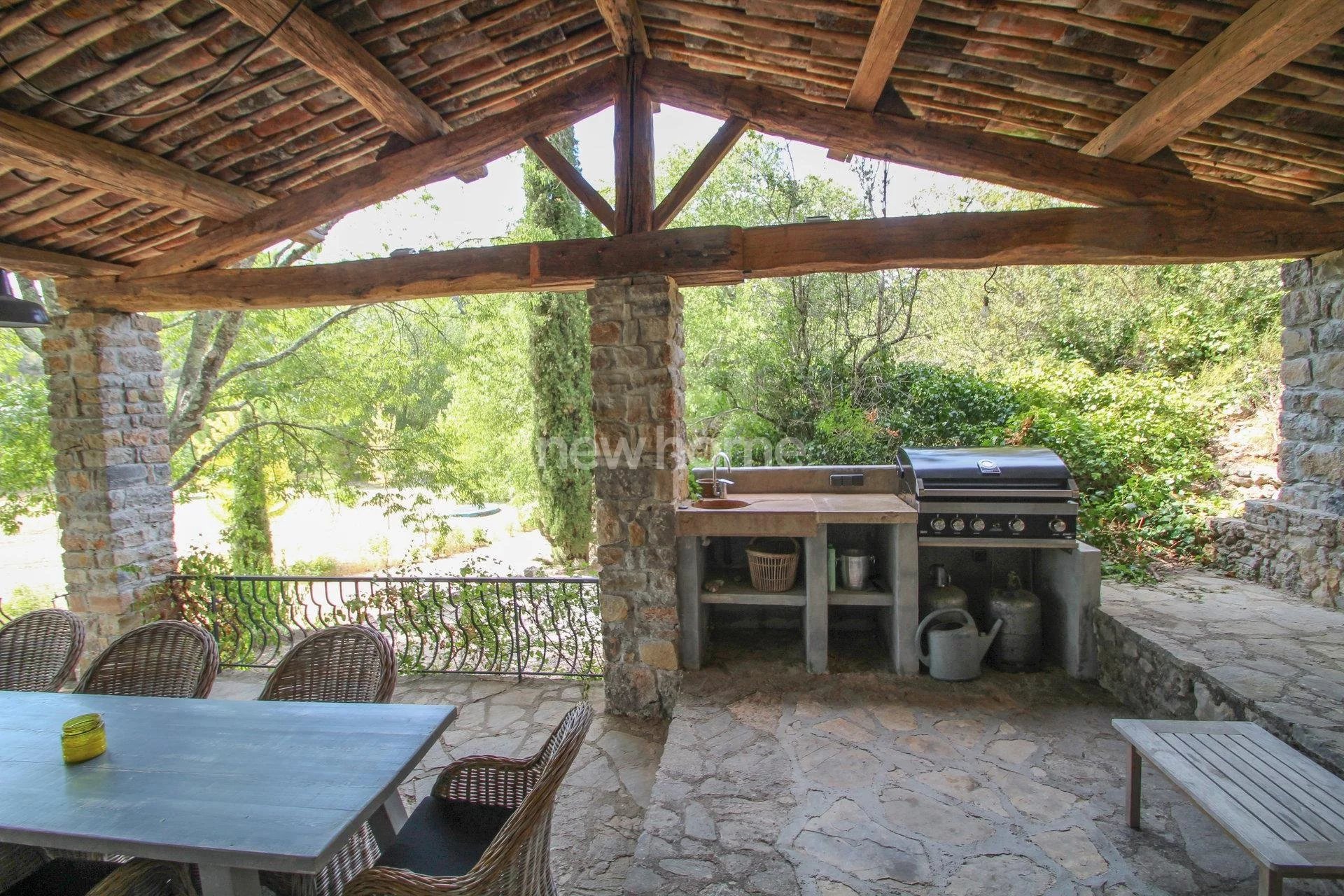 Charming natural stone build property on 4,2 hectare land