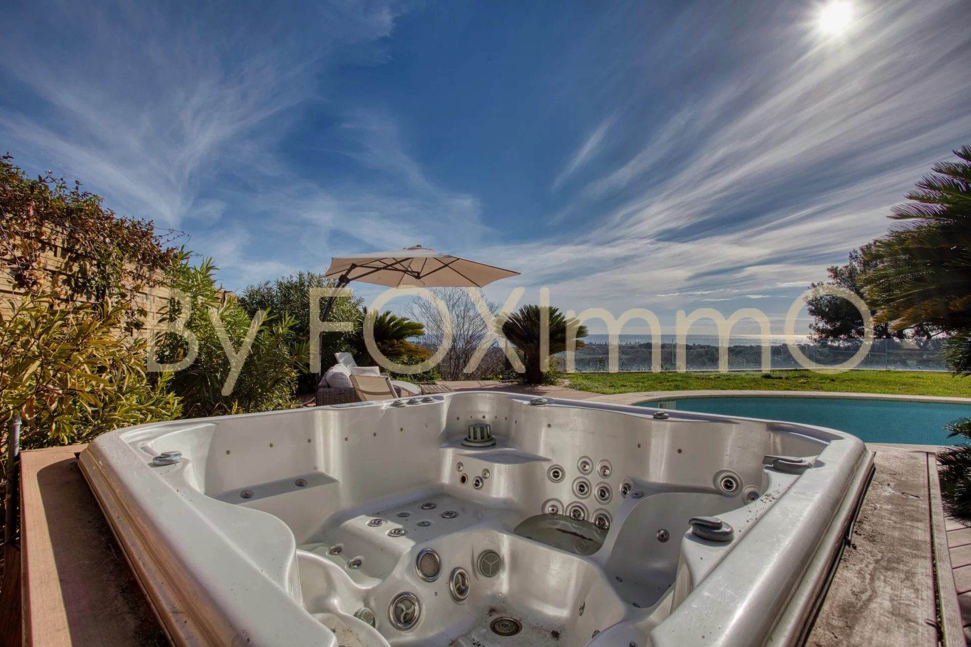In Costa Azzurra, Villa con vista panoramica sul mare, 3/4 camere da letto, giardino pianeggiante, piscina, jacuzzi, garage e parcheggio