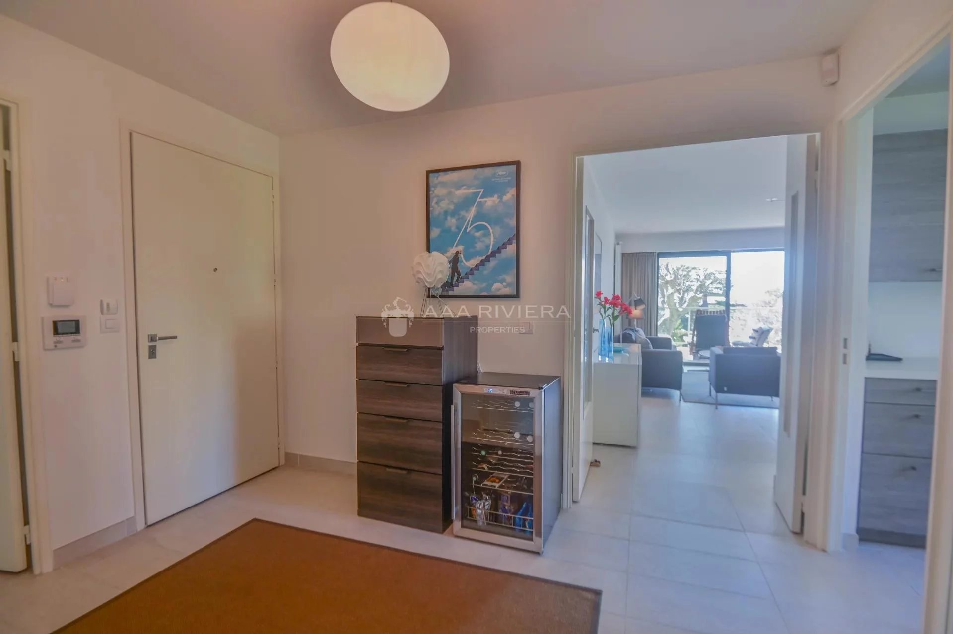SOLE AGENT - Wonderful 3 bedroom apartment in recent building. Pool, Double garage