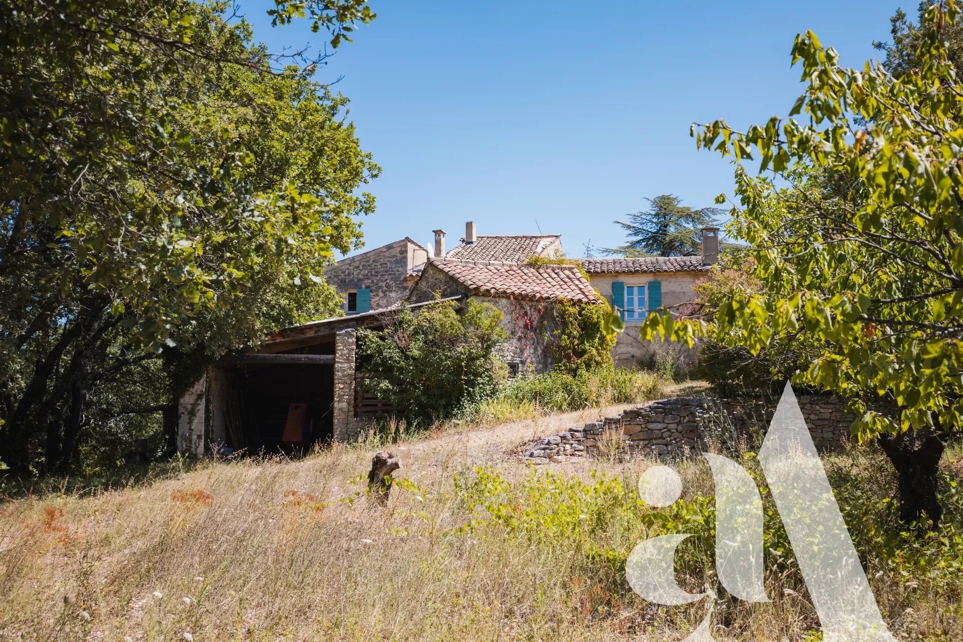 STONE FARMHOUSE WITH SWIMMING POOL - LACOSTE
