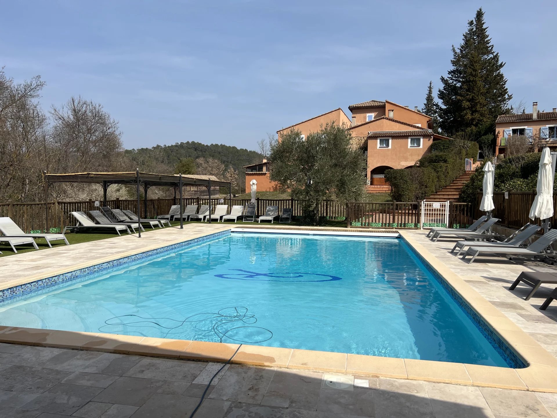 18th century property, 9 apartments, 48 hectares, pool, jacuzzi, Châteauvert