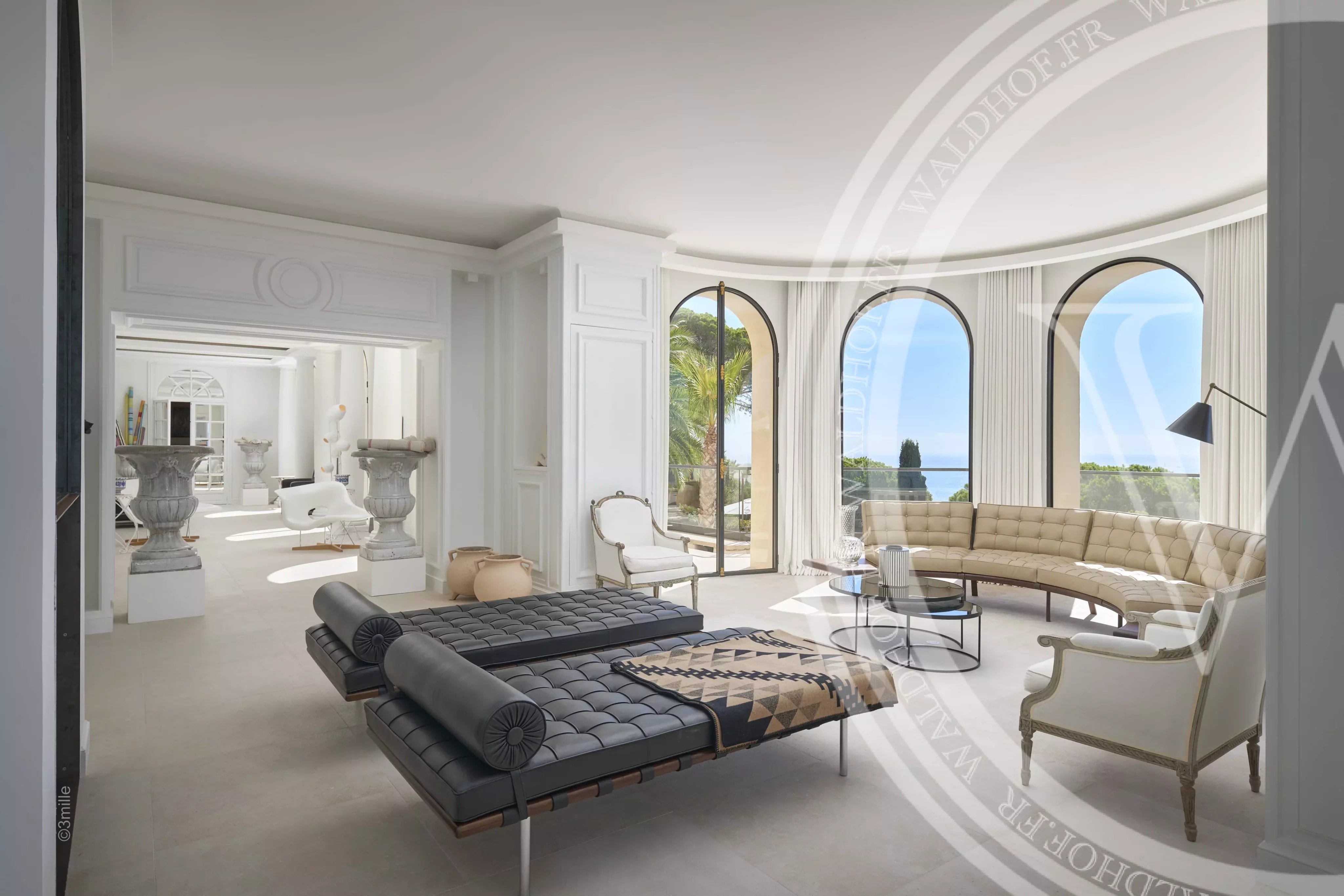 Palais entièrement rénové de 3,000 m² surplombant toute la ville de Cannes