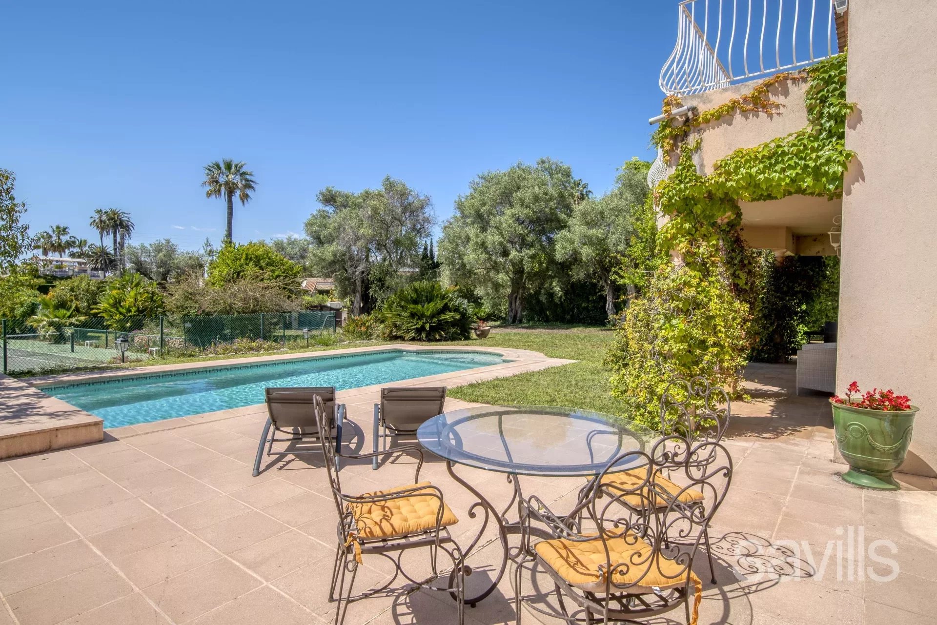 Sole Agent: A charming villa with pool and tennis court.