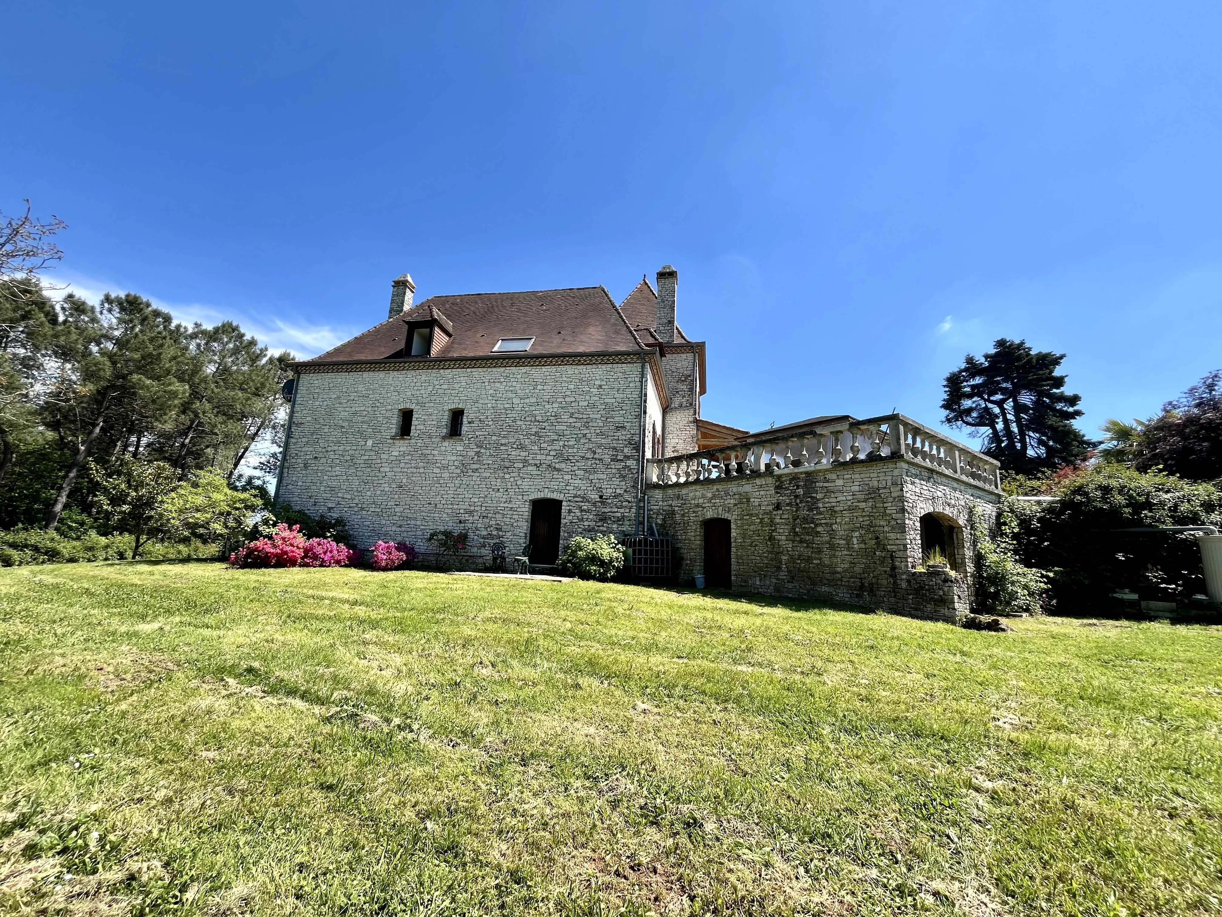 6-Bedroom Stone Property with Pool and Self Contained Apt - Belves Dordogne